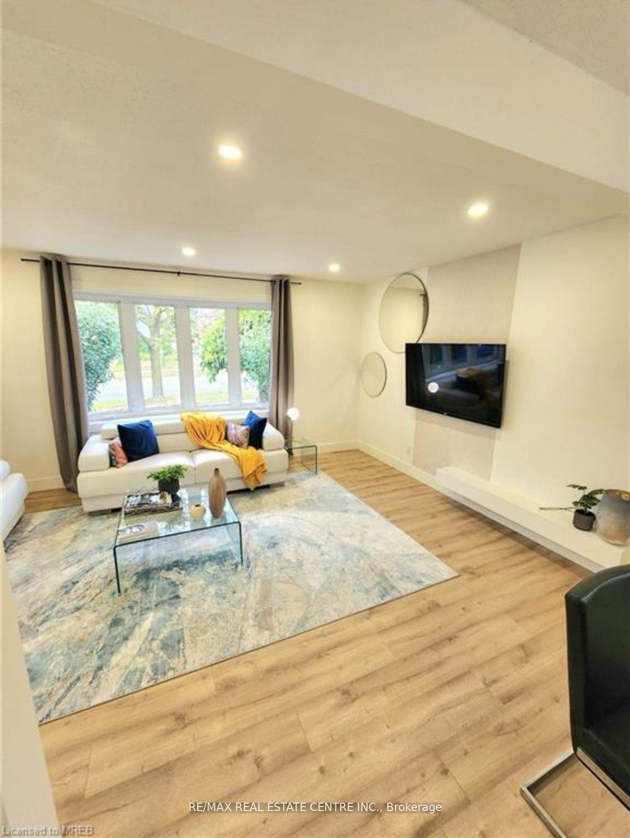 Photo 6 of Unit Upper Level, 136 The Country Way, Kitchener — HOMEH