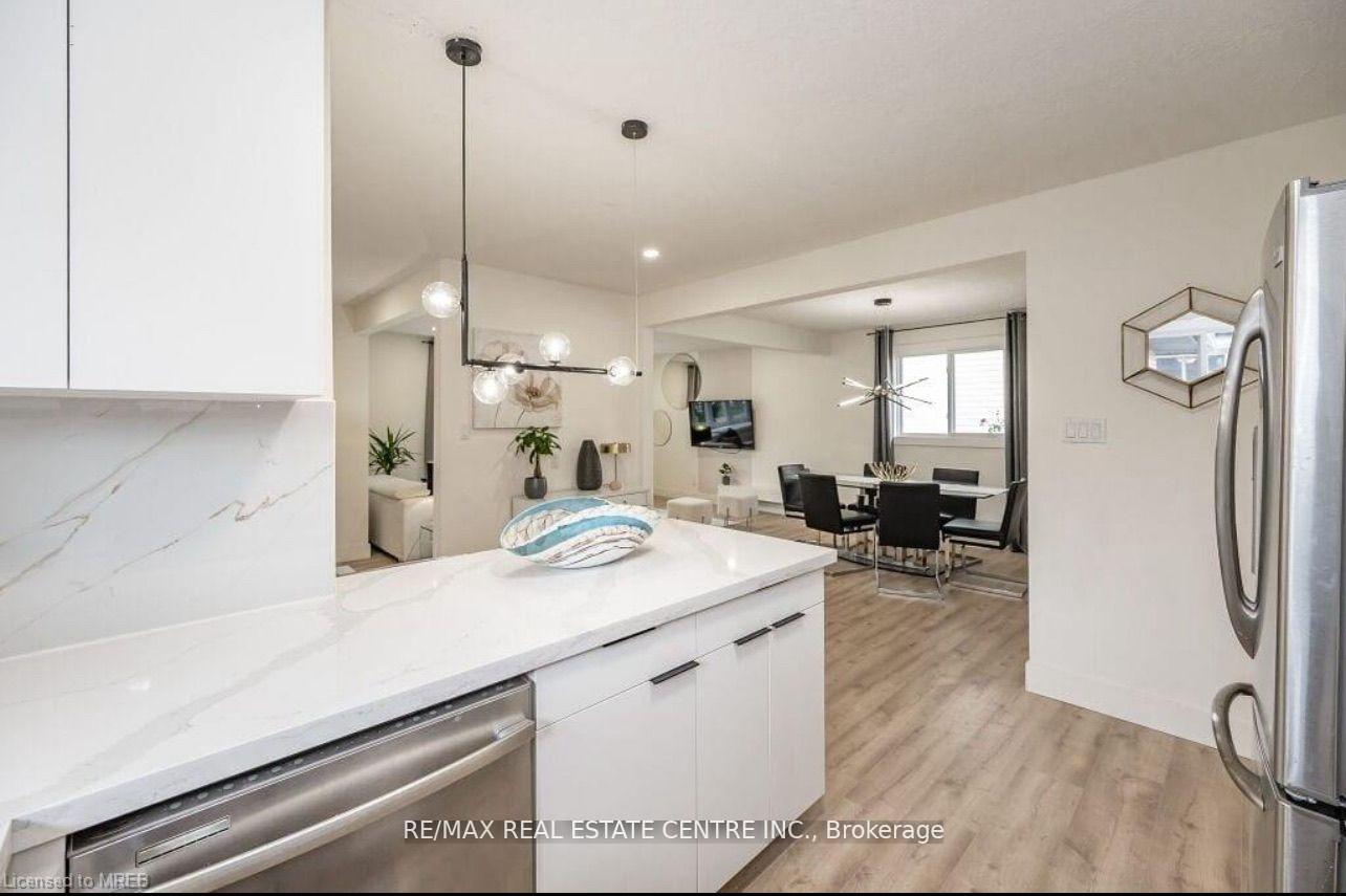 Photo 9 of Unit Upper Level, 136 The Country Way, Kitchener — HOMEH