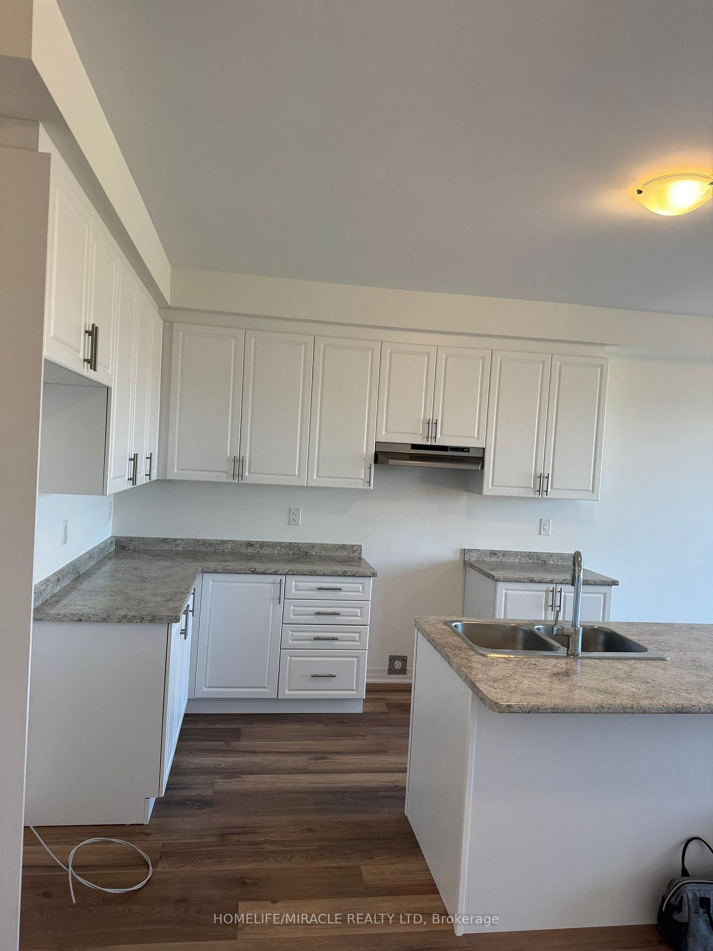 Photo 8 of 31 Sagewood Avenue S, Barrie, Rural Barrie Southeast — HOMEH