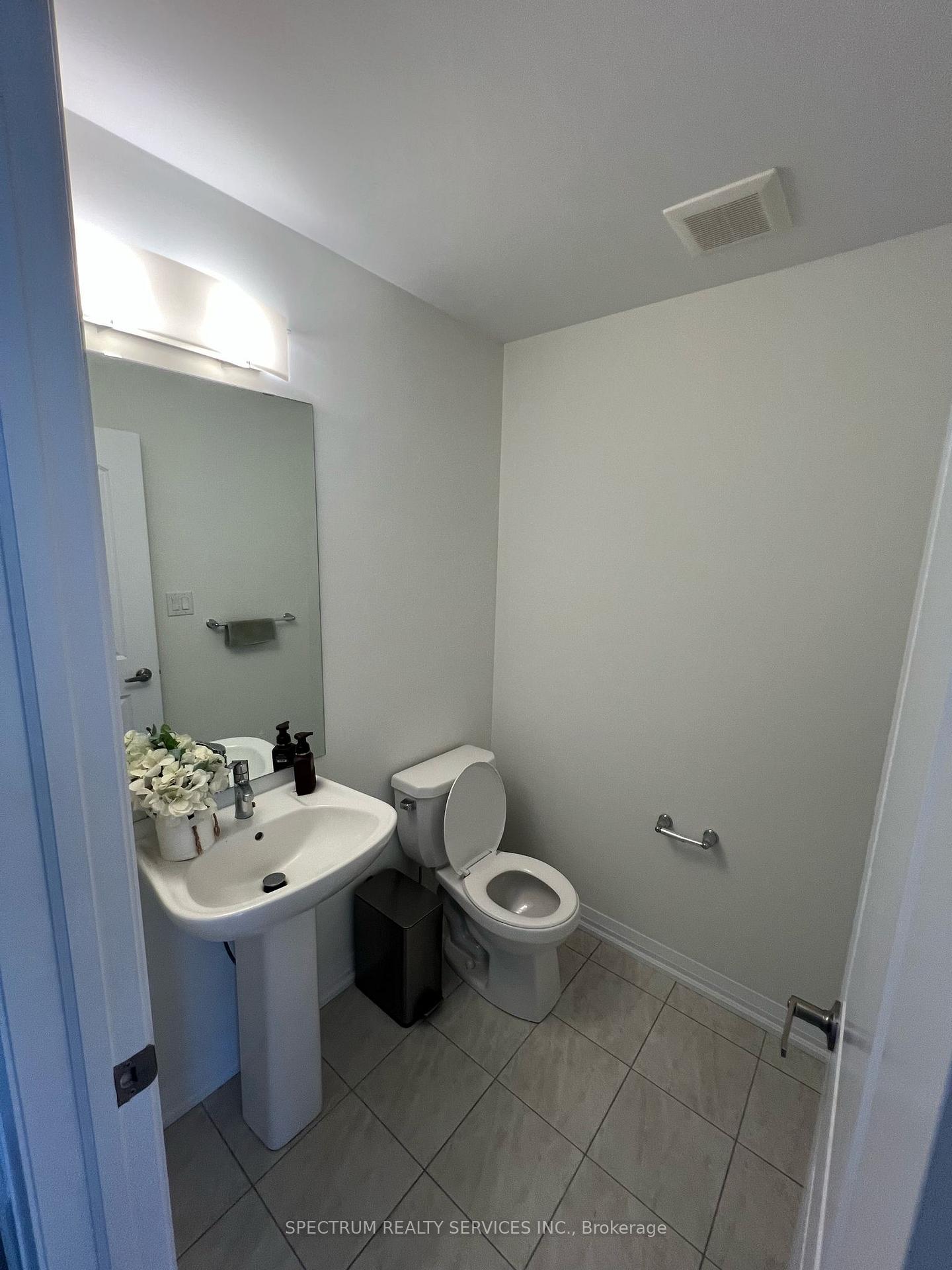 Photo 10 of 24 Norwich Crescent, Haldimand — HOMEH