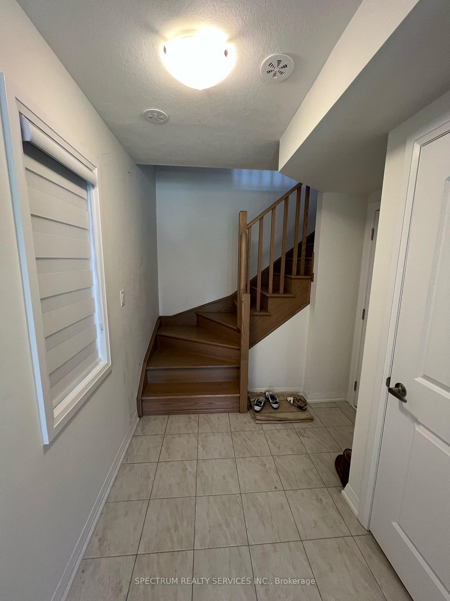 Photo 18 of 24 Norwich Crescent, Haldimand — HOMEH