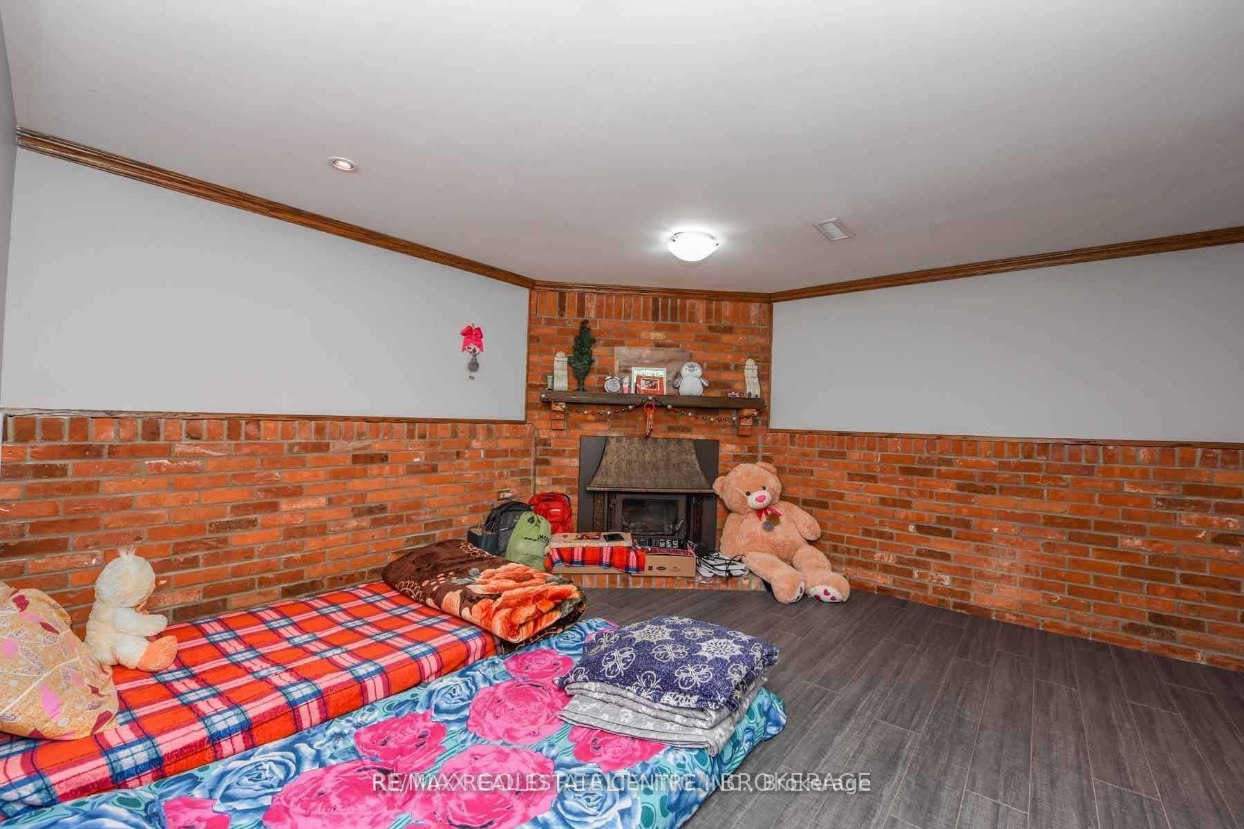 Photo 9 of 27 Drury (basement) Crescent, Brampton, Southgate — HOMEH