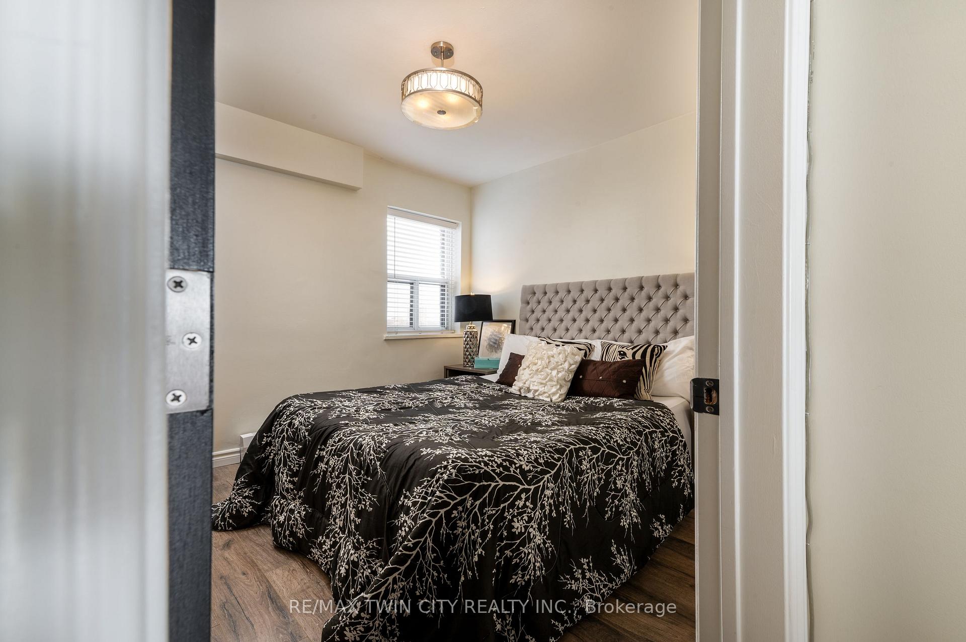 Photo 8 of Unit 501, 200 Charlton Avenue E, Hamilton, Corktown — HOMEH