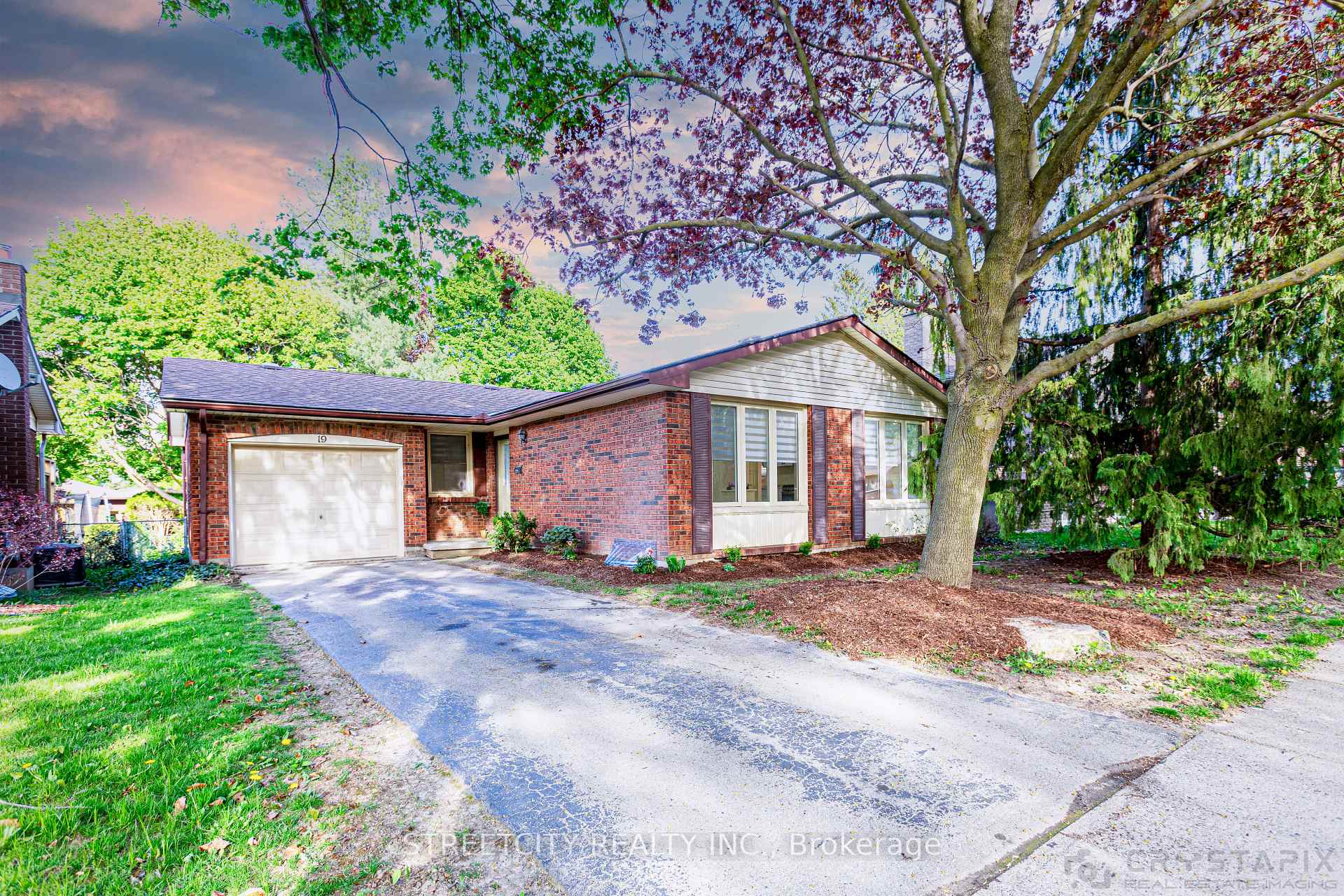 Front of 19 Windingway Crescent