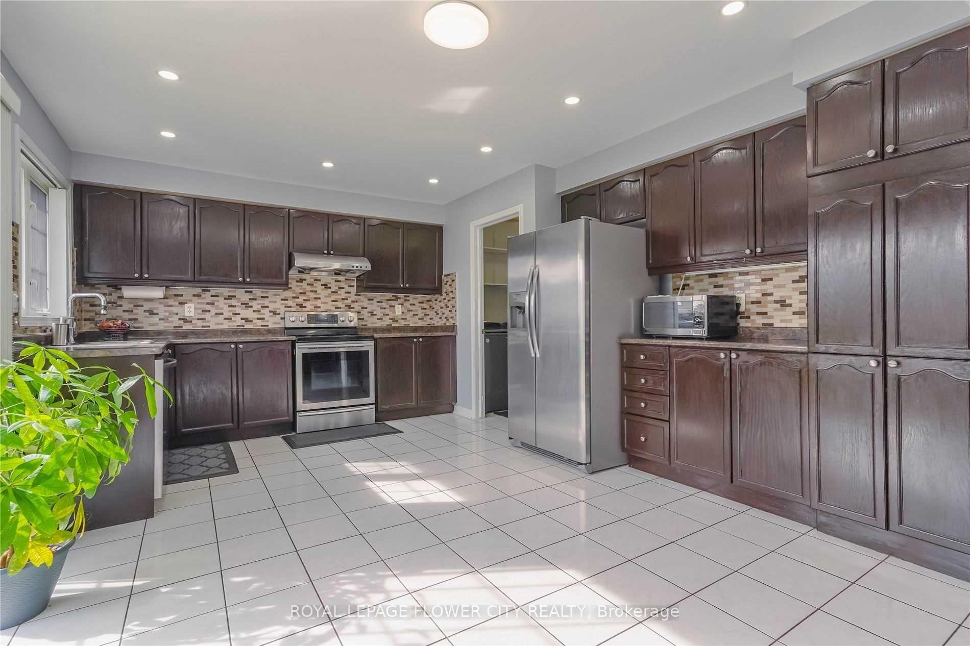 Photo 5 of Unit Main, 77 Whitwell Drive, Brampton, Vales of Castlemore — HOMEH