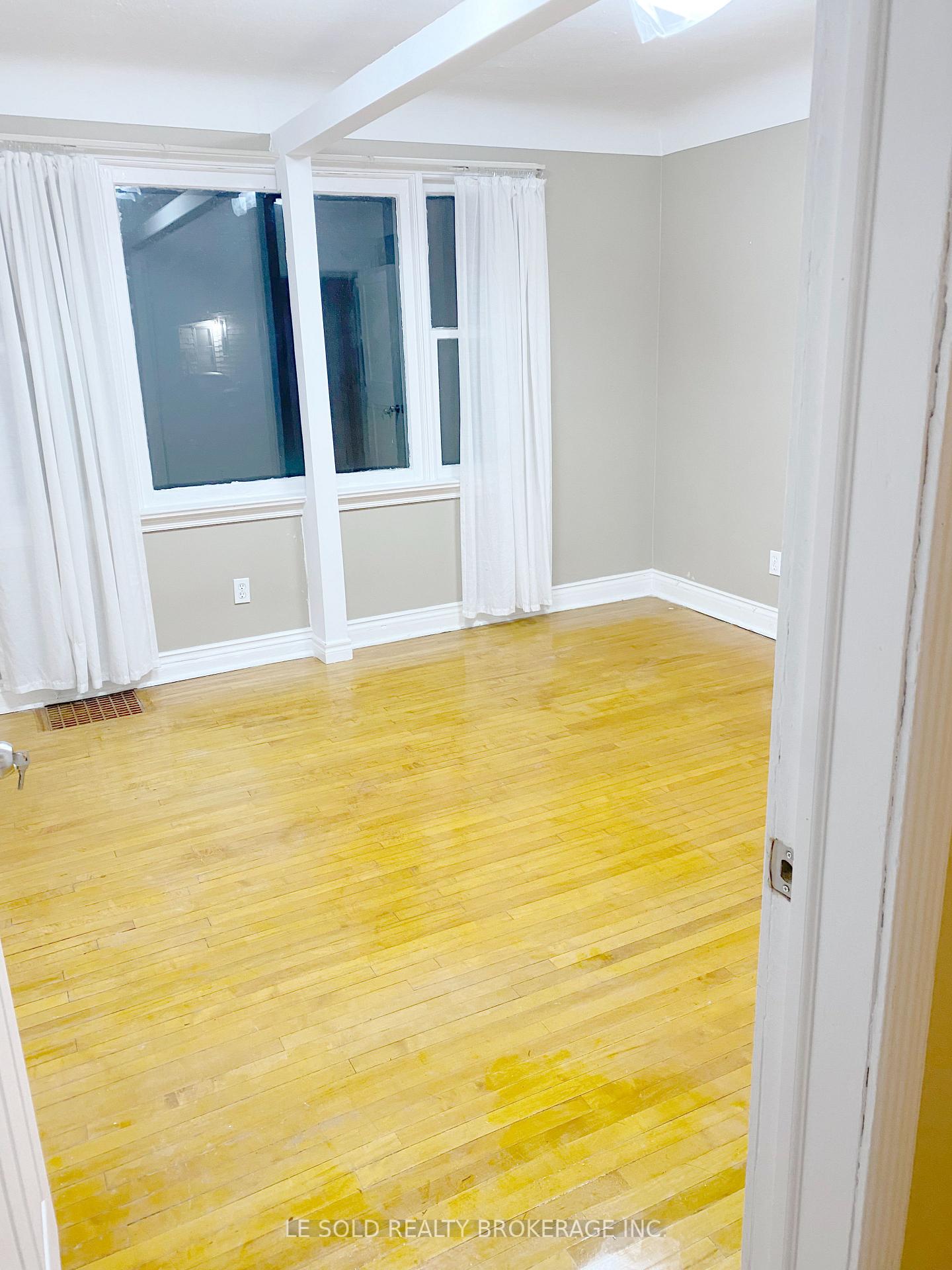 Front of Unit Upper RM1, 112 Leland Street