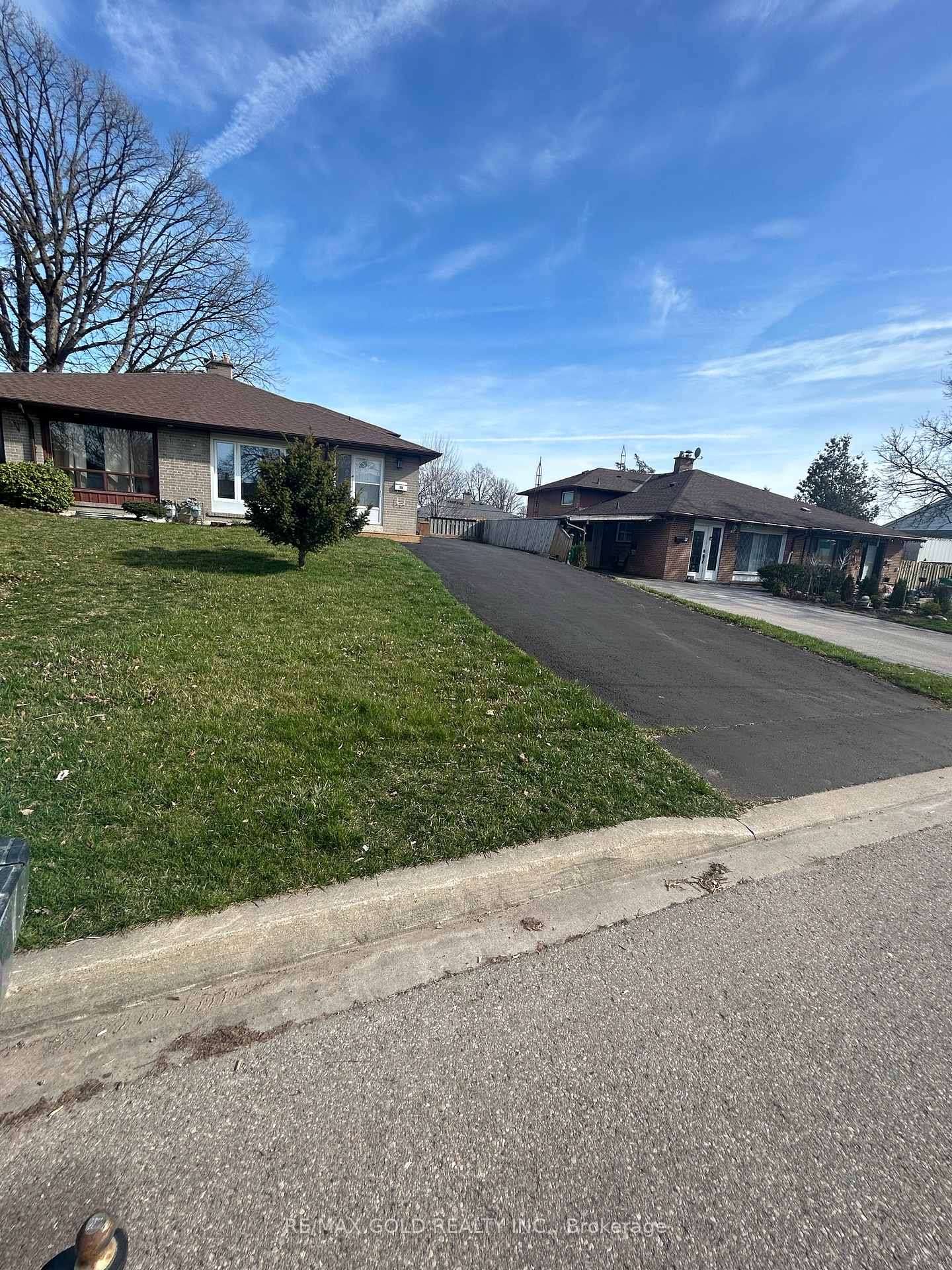 Photo 2 of 19 Argyle Crescent S, Brampton, Avondale — HOMEH