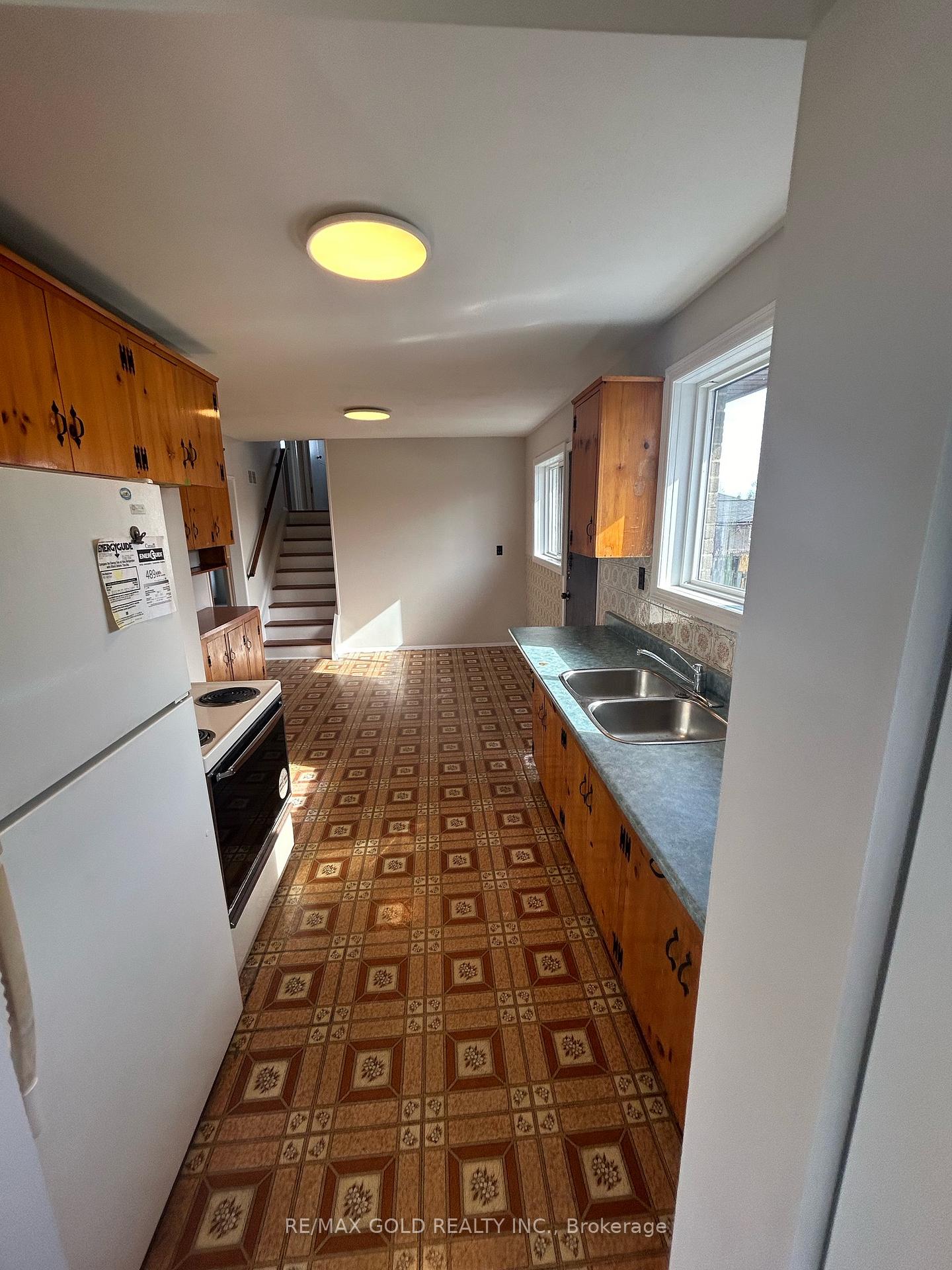 Photo 7 of 19 Argyle Crescent S, Brampton, Avondale — HOMEH