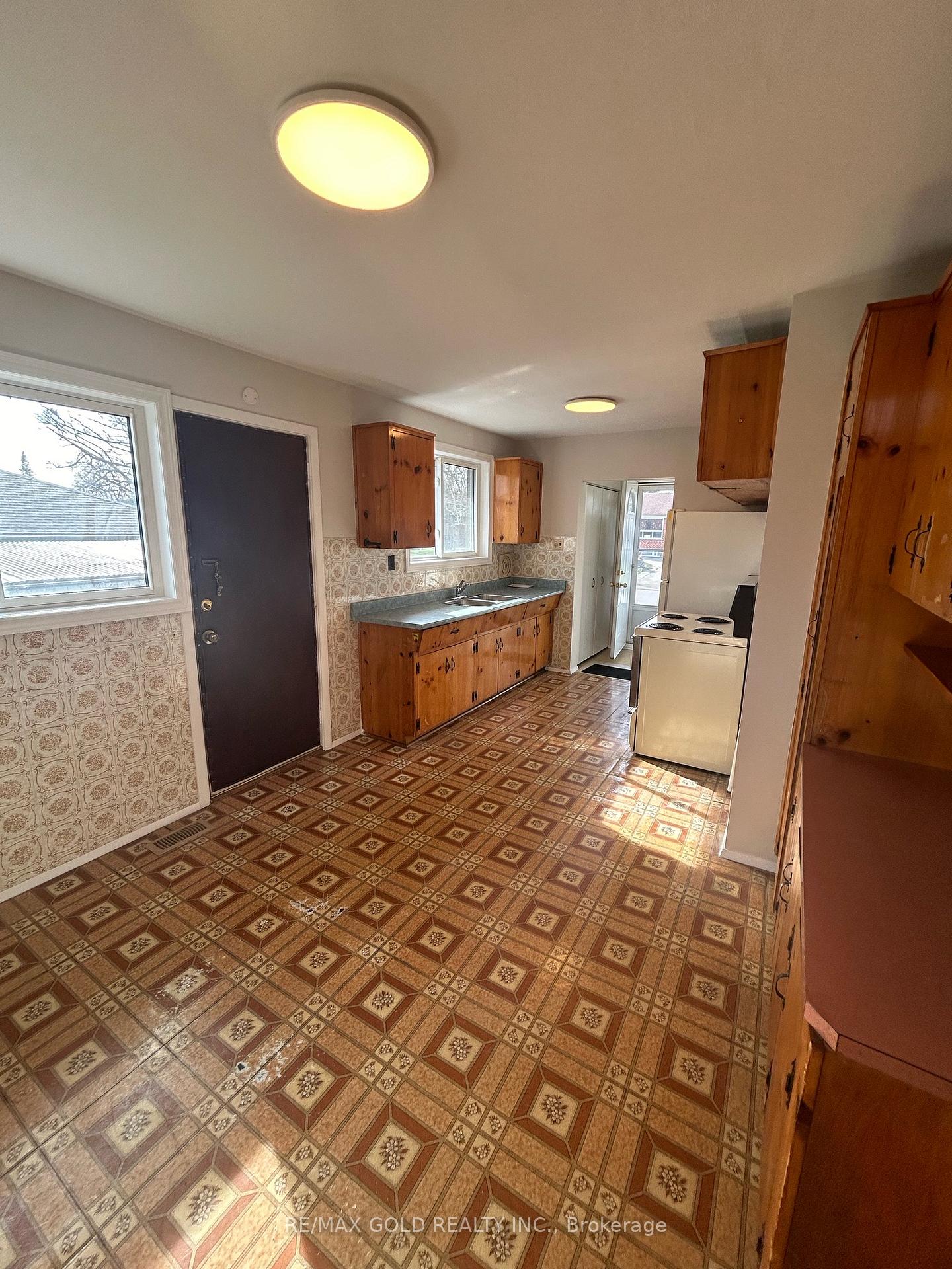 Photo 6 of 19 Argyle Crescent S, Brampton, Avondale — HOMEH