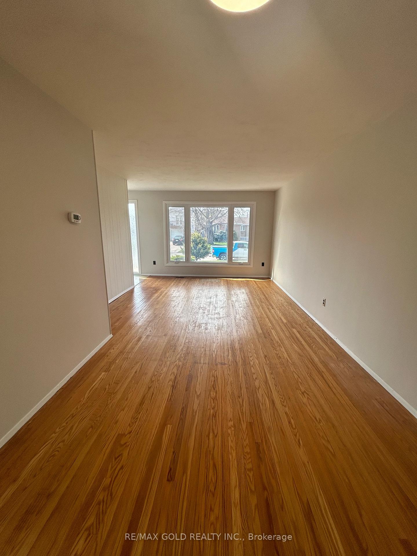 Photo 3 of 19 Argyle Crescent S, Brampton, Avondale — HOMEH