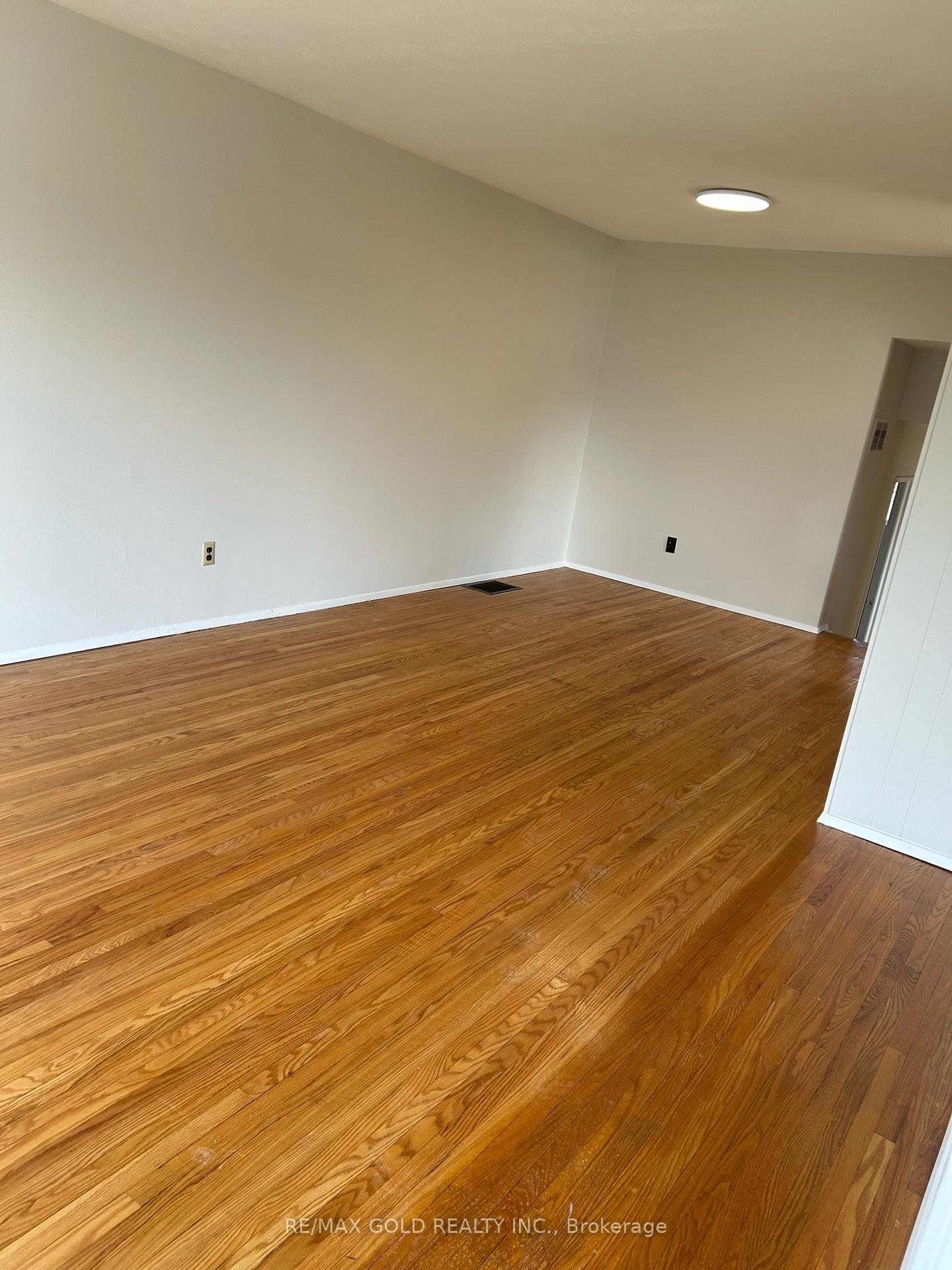 Photo 8 of 19 Argyle Crescent S, Brampton, Avondale — HOMEH