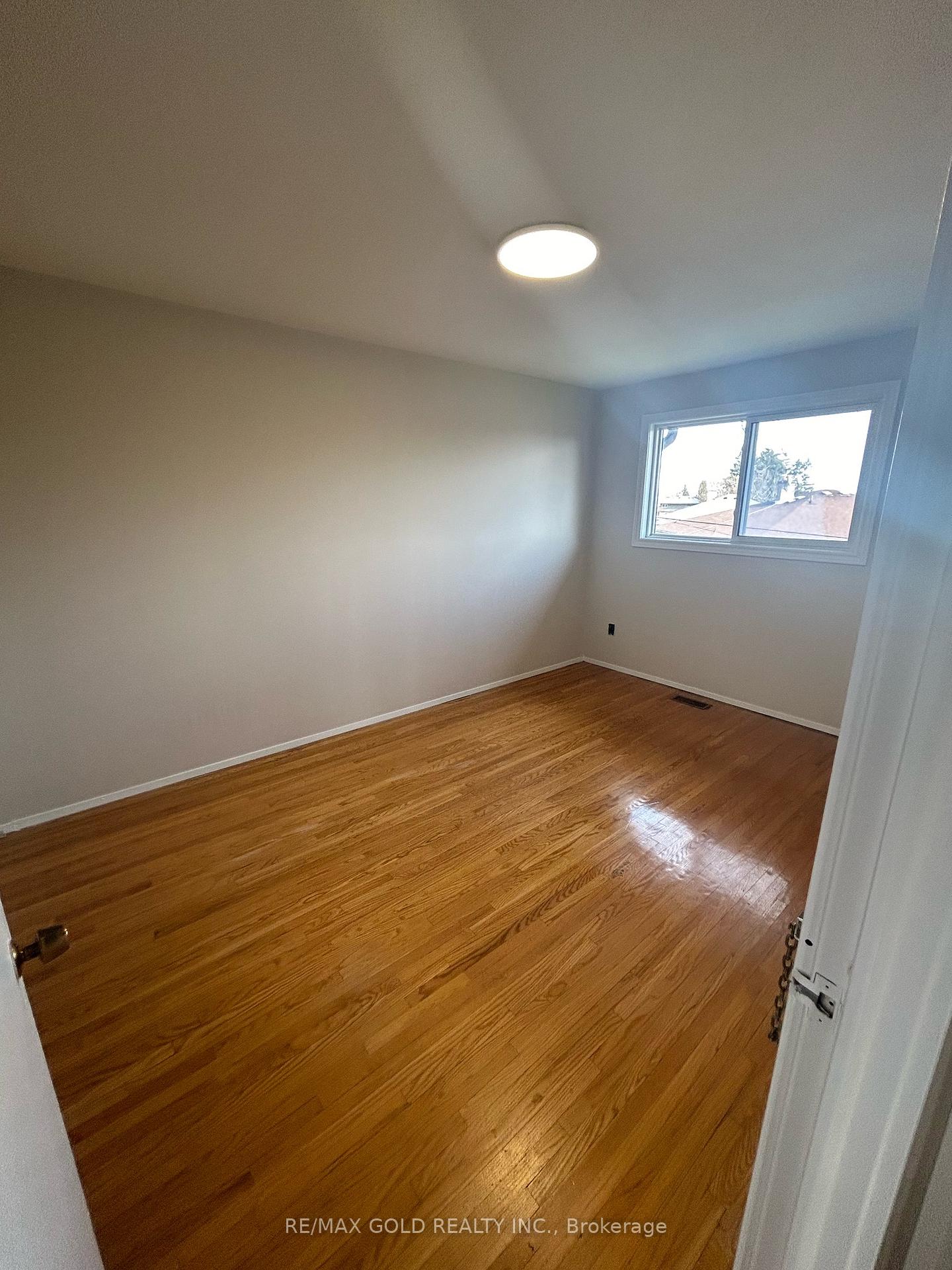Photo 4 of 19 Argyle Crescent S, Brampton, Avondale — HOMEH