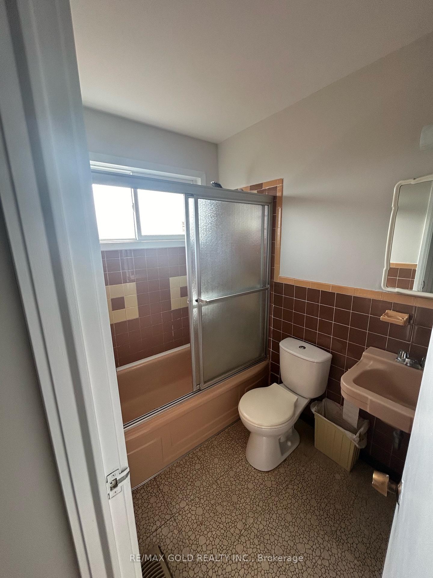 Photo 16 of 19 Argyle Crescent S, Brampton, Avondale — HOMEH