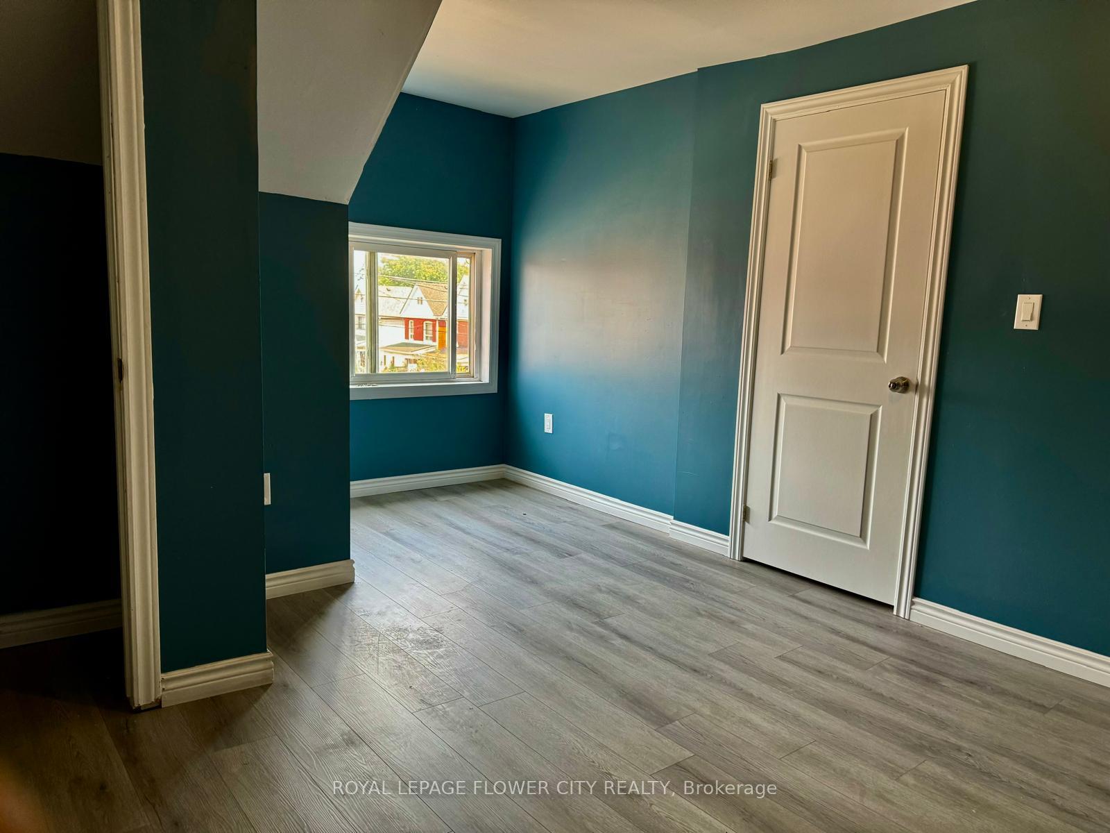 Photo 4 of Unit 106, 910 Barton Street E, Hamilton, Crown Point — HOMEH