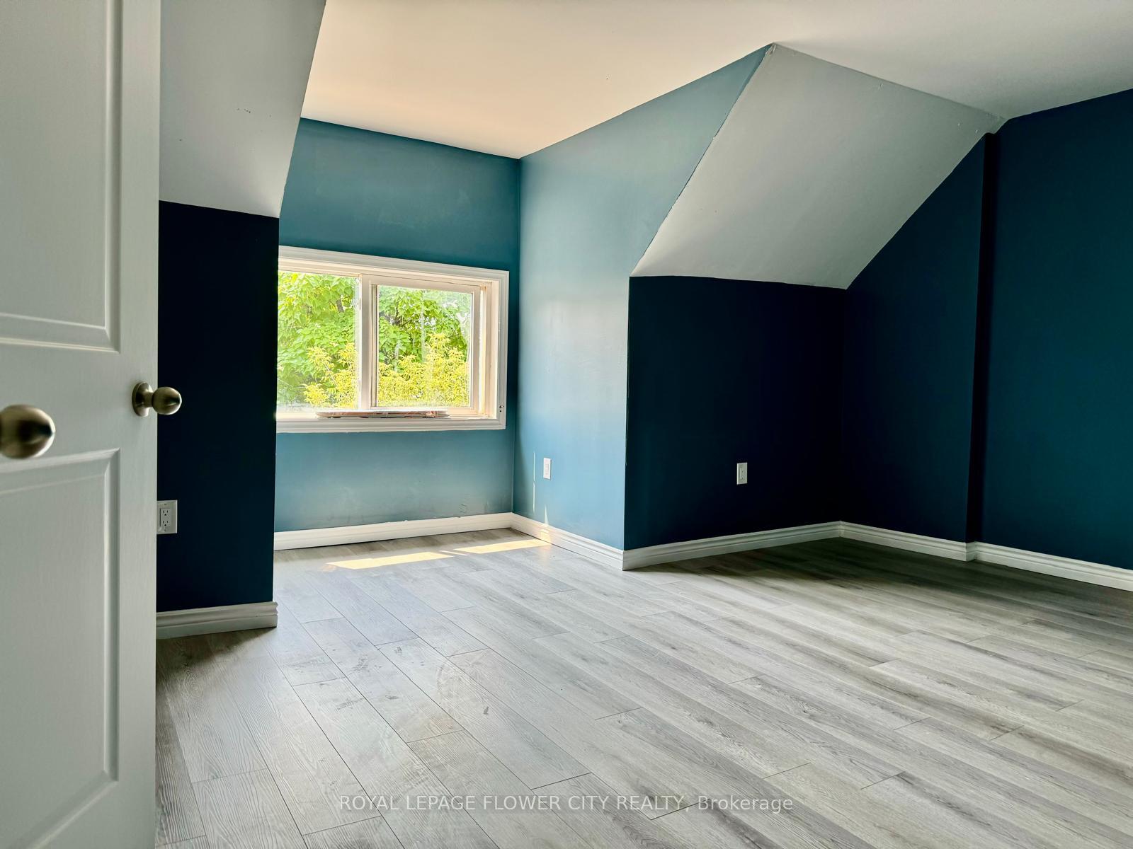 Photo 5 of Unit 106, 910 Barton Street E, Hamilton, Crown Point — HOMEH