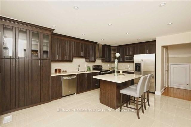 Photo 4 of 152 Queen Mary Drive, Brampton, Fletcher's Meadow — HOMEH