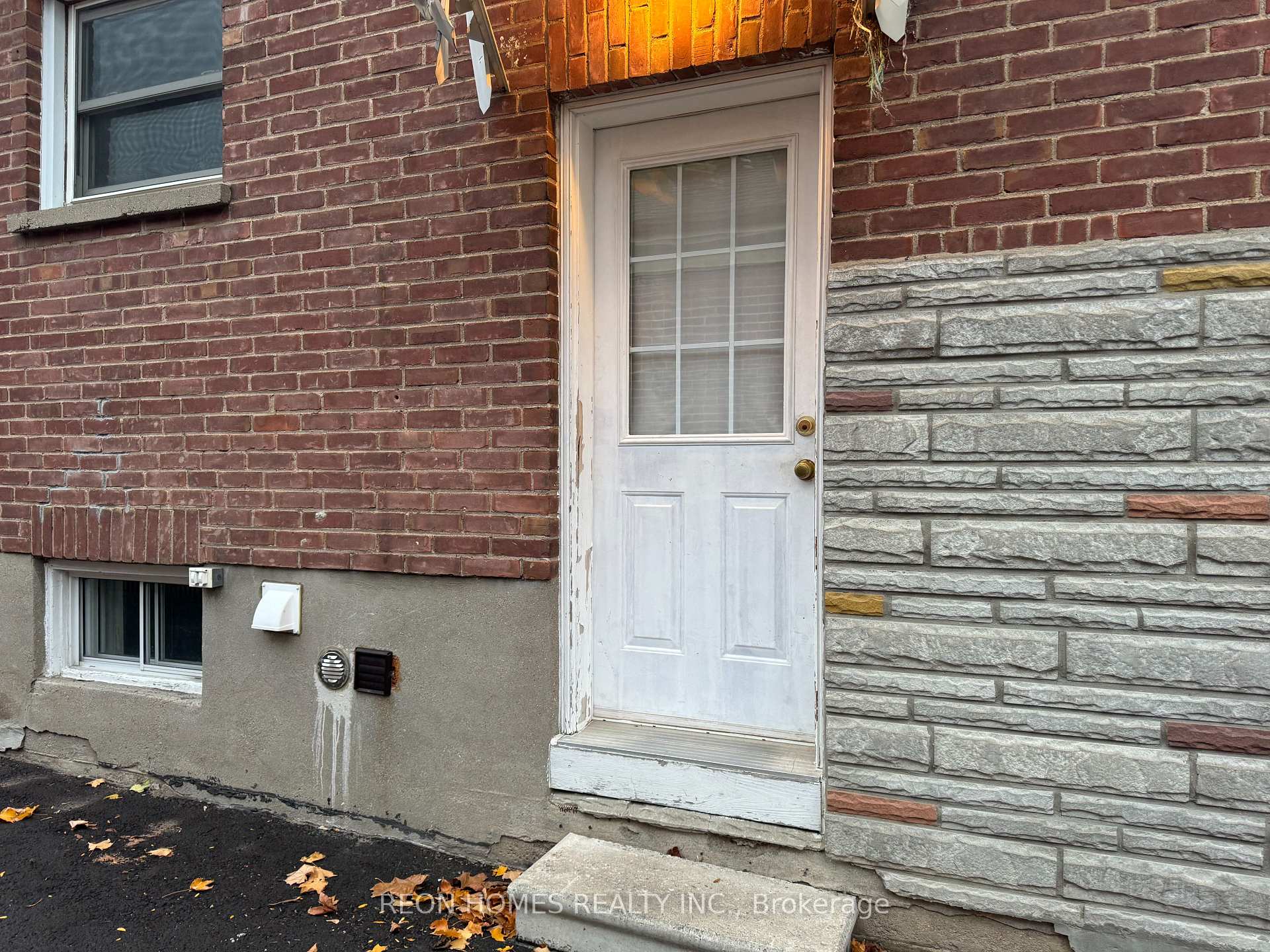 Photo 4 of Unit (Bsmt), 160 Highland Avenue, Oshawa, Central — HOMEH