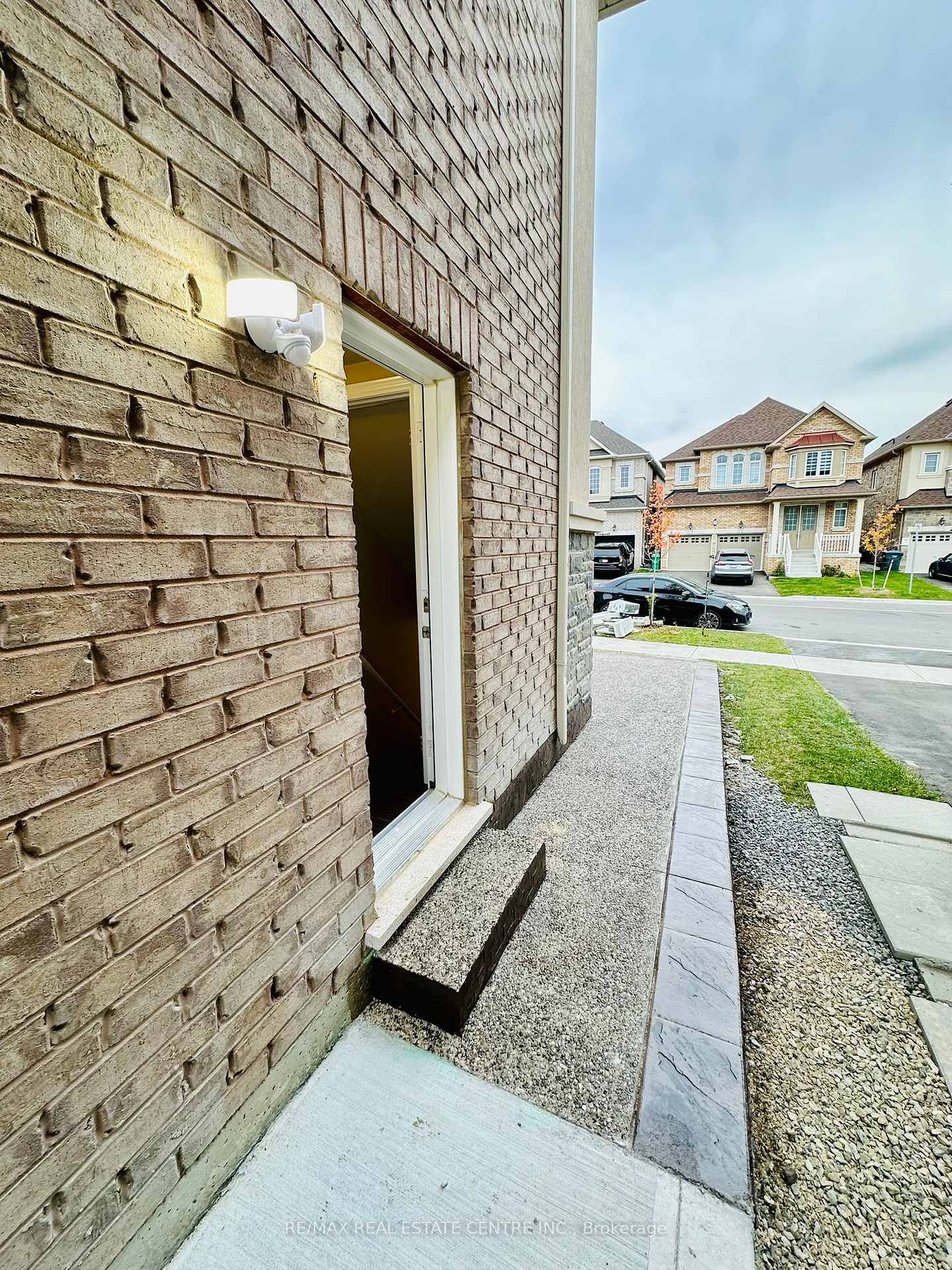 Photo 16 of 3 Elverton Crescent, Brampton, Northwest Brampton — HOMEH