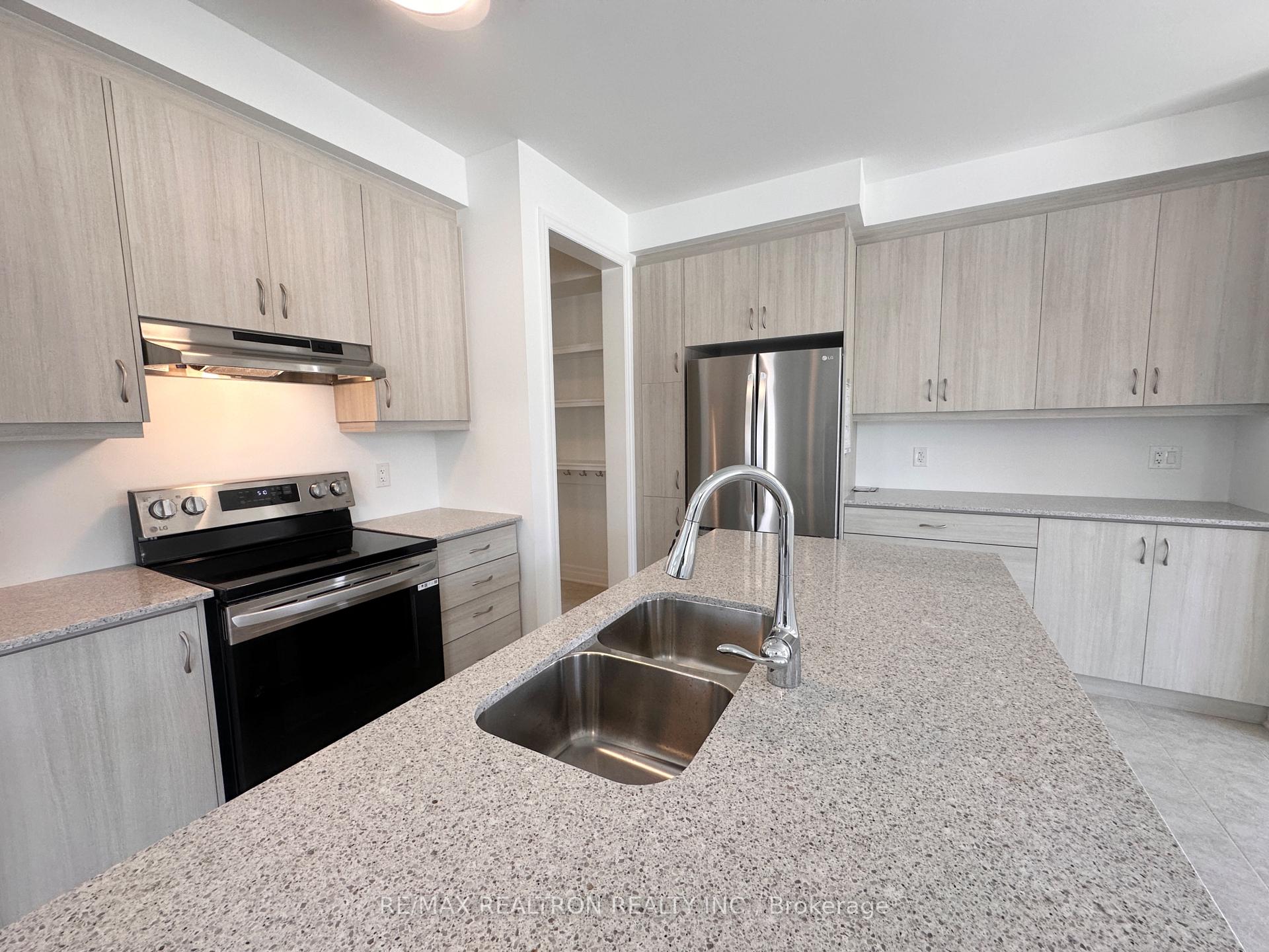 Photo 6 of 39 Berczy Mnr Crescent, Markham, Rural Markham — HOMEH
