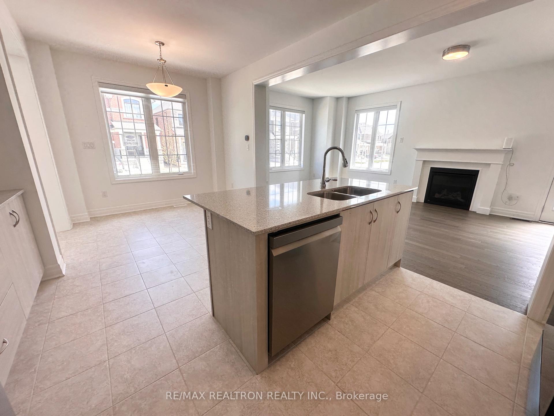 Photo 13 of 39 Berczy Mnr Crescent, Markham, Rural Markham — HOMEH