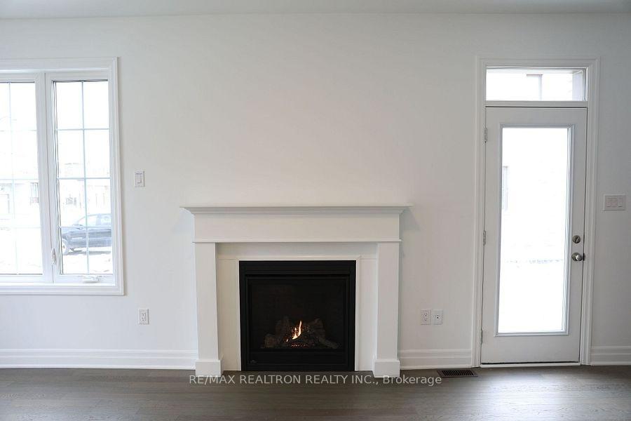 Photo 2 of 39 Berczy Mnr Crescent, Markham, Rural Markham — HOMEH