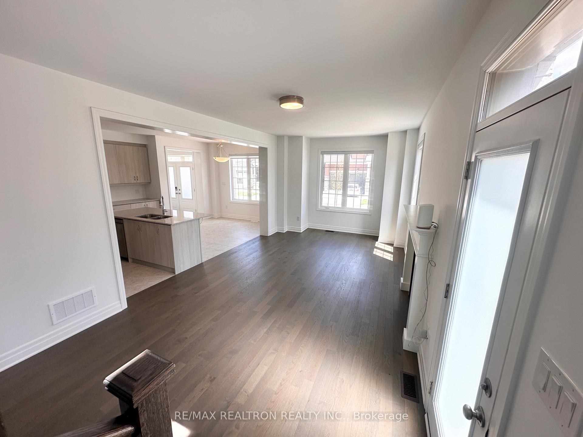 Photo 18 of 39 Berczy Mnr Crescent, Markham, Rural Markham — HOMEH