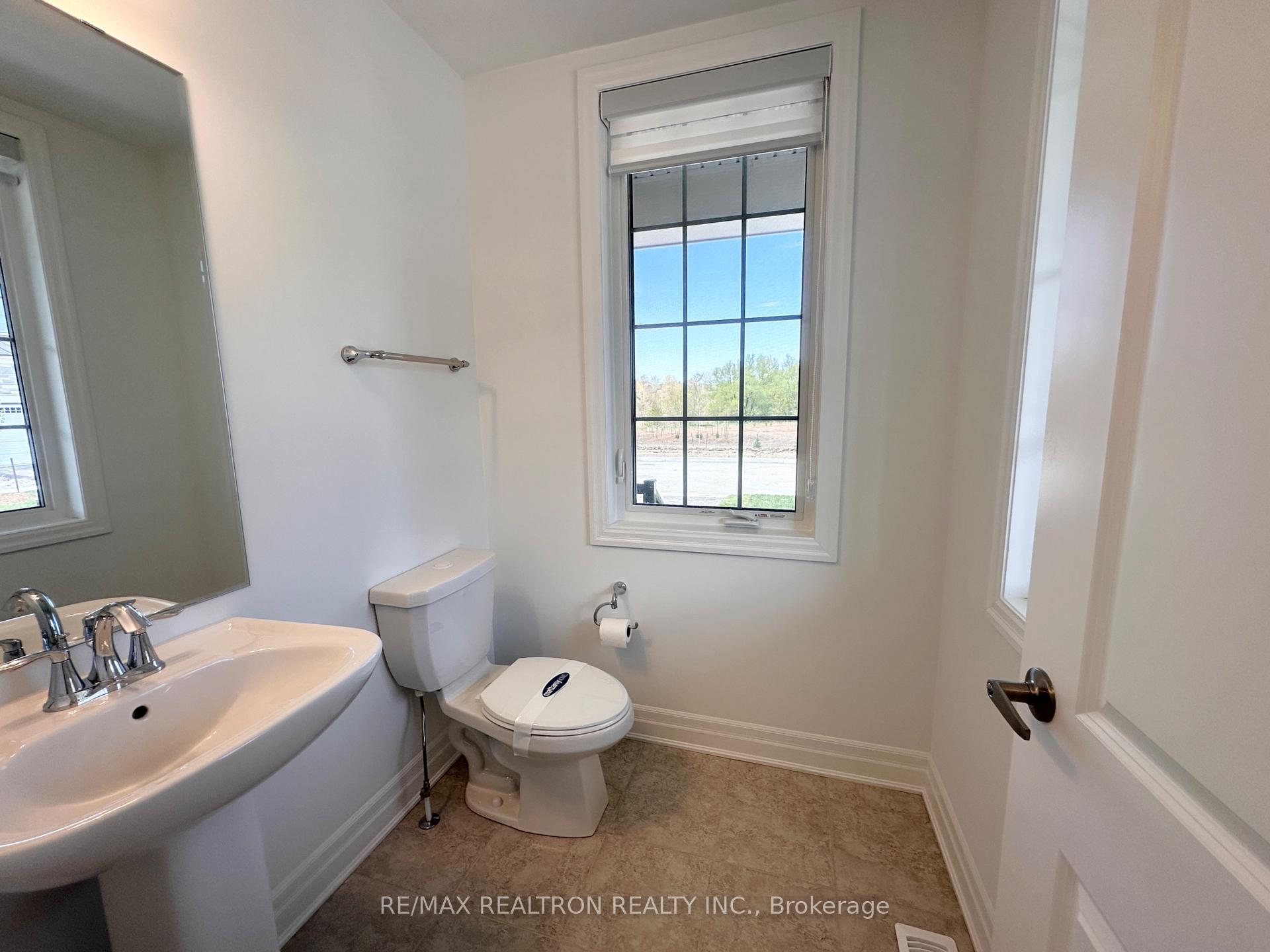 Photo 10 of 39 Berczy Mnr Crescent, Markham, Rural Markham — HOMEH