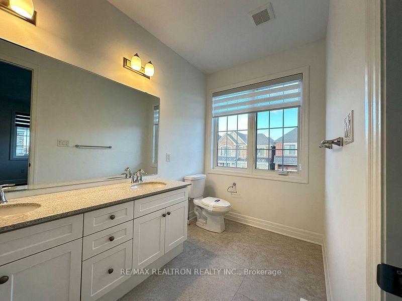 Photo 3 of 39 Berczy Mnr Crescent, Markham, Rural Markham — HOMEH