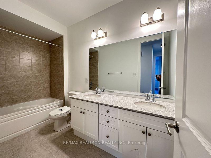 Photo 7 of 39 Berczy Mnr Crescent, Markham, Rural Markham — HOMEH