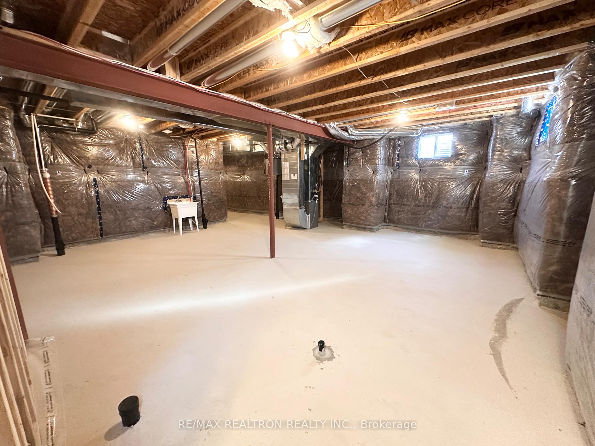 Photo 22 of 39 Berczy Mnr Crescent, Markham, Rural Markham — HOMEH