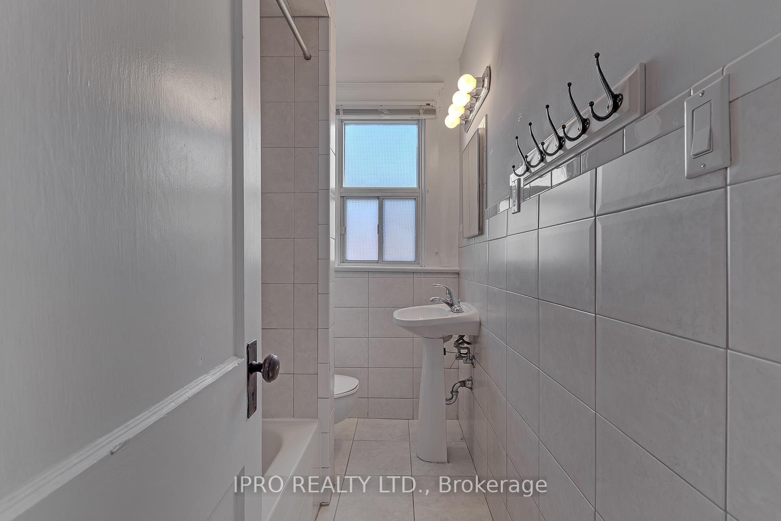 Photo 11 of Unit 2, 449 Manor Road E, Toronto, Mount Pleasant East — HOMEH