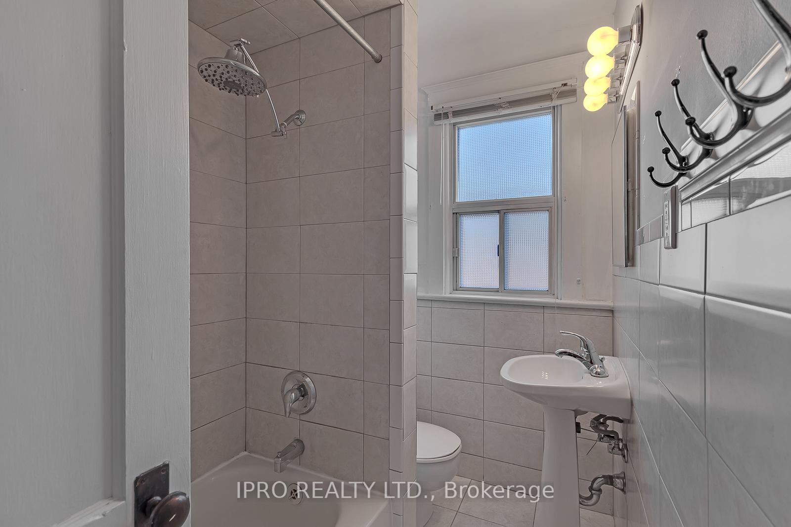 Photo 3 of Unit 2, 449 Manor Road E, Toronto, Mount Pleasant East — HOMEH