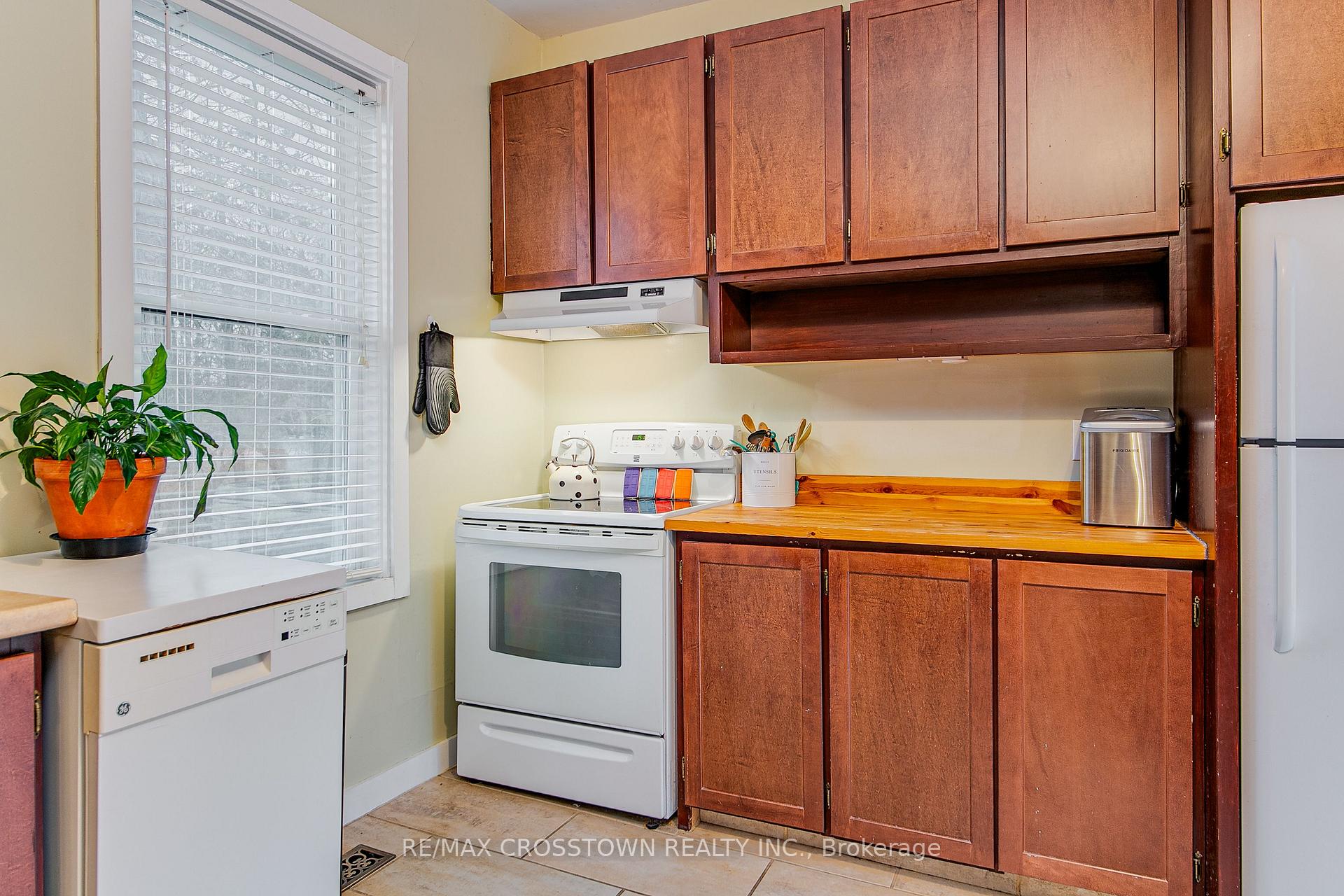 Photo 8 of Unit Upper, 105 Henry Street, Barrie, Queen's Park — HOMEH