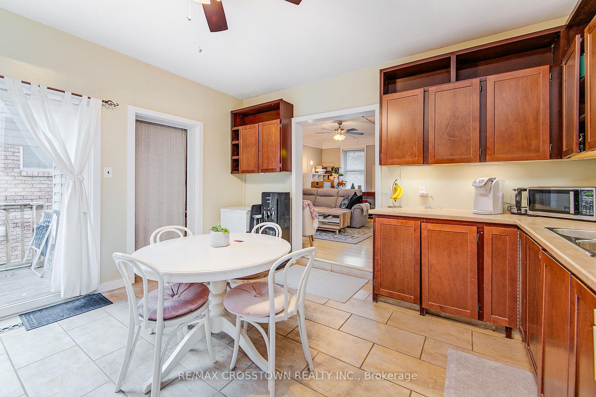 Photo 4 of Unit Upper, 105 Henry Street, Barrie, Queen's Park — HOMEH