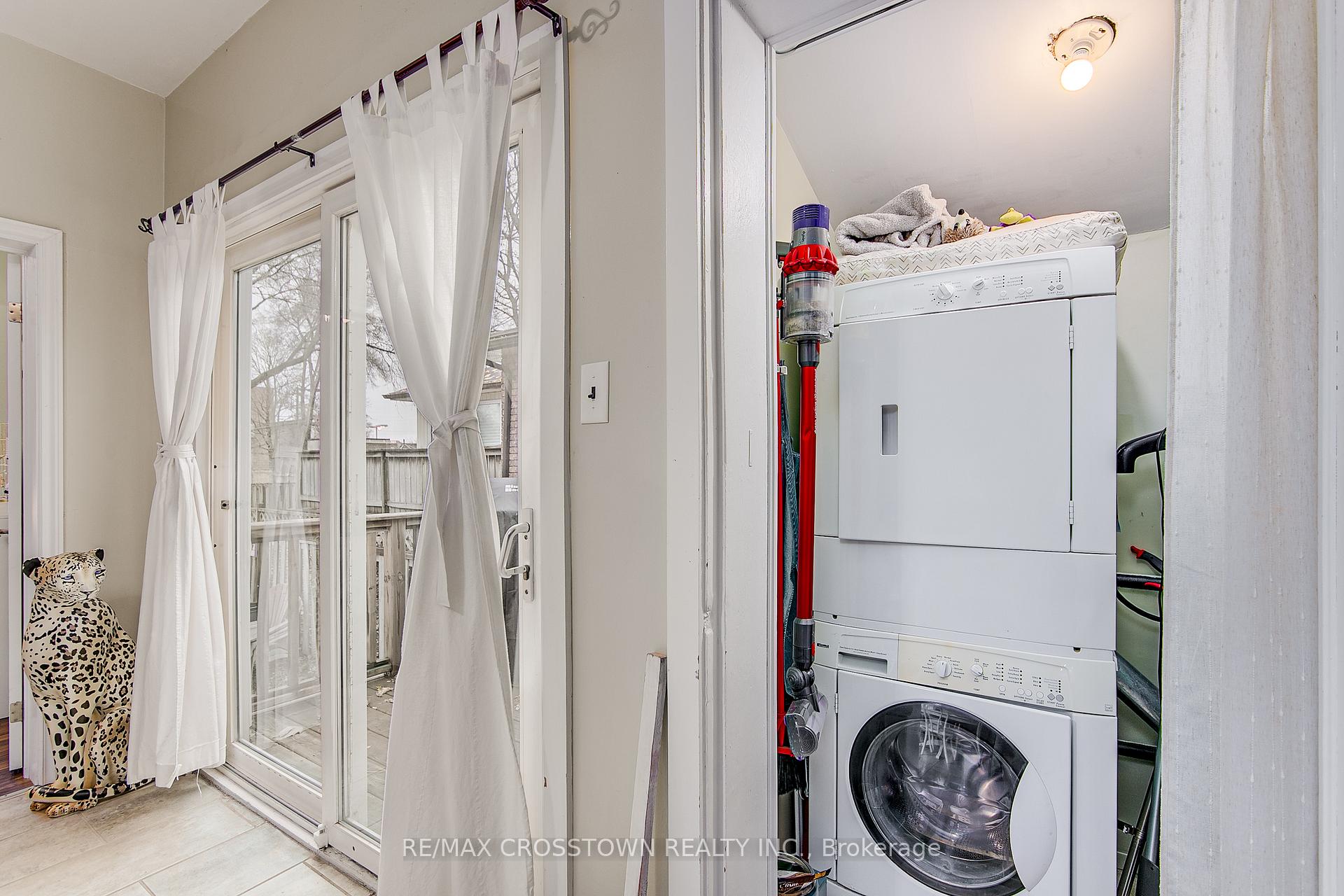 Photo 12 of Unit Upper, 105 Henry Street, Barrie, Queen's Park — HOMEH