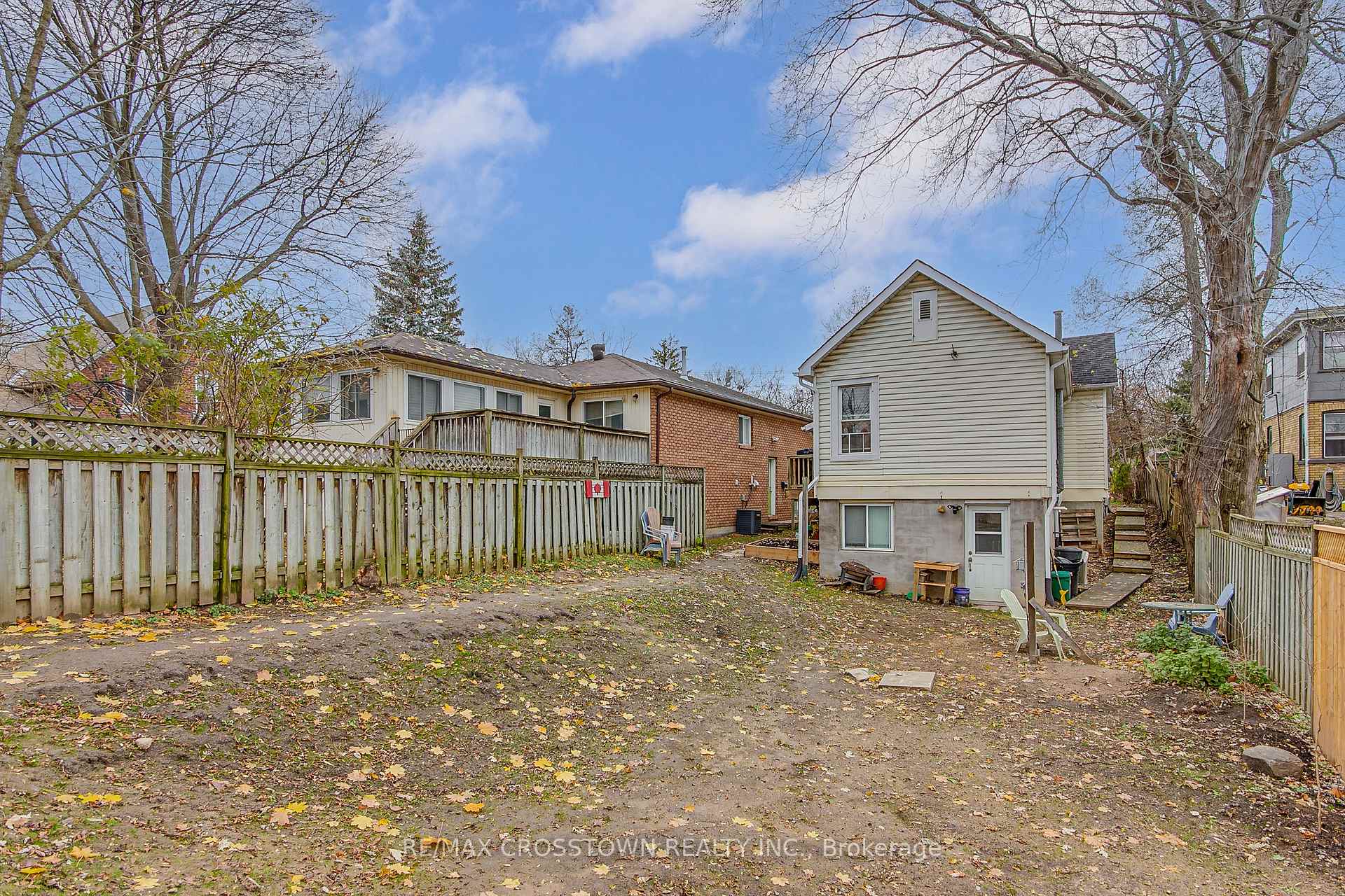 Photo 6 of Unit Upper, 105 Henry Street, Barrie, Queen's Park — HOMEH