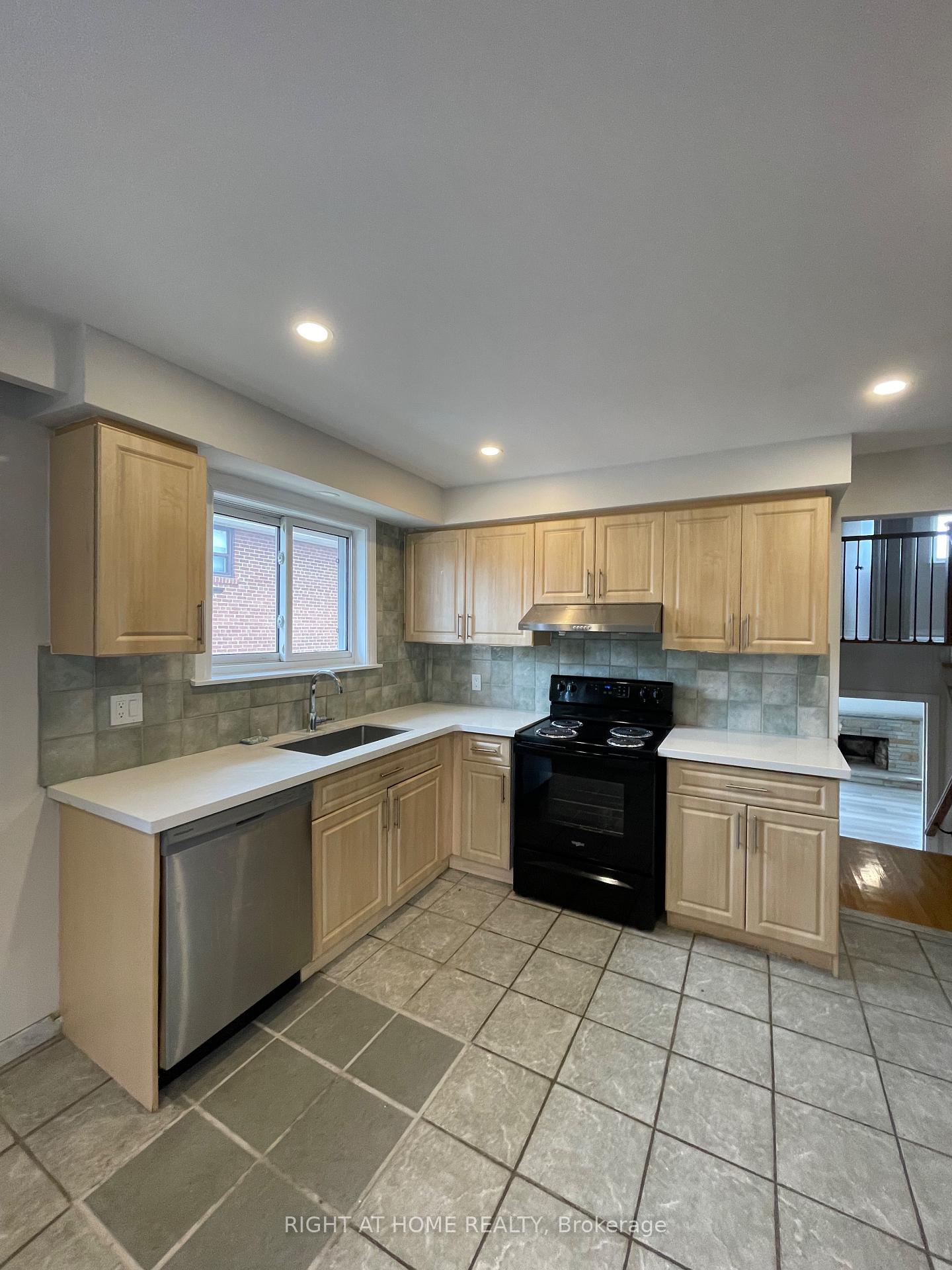 Photo 2 of Unit Upper Level, 181 Andrew Park, Vaughan, West Woodbridge — HOMEH