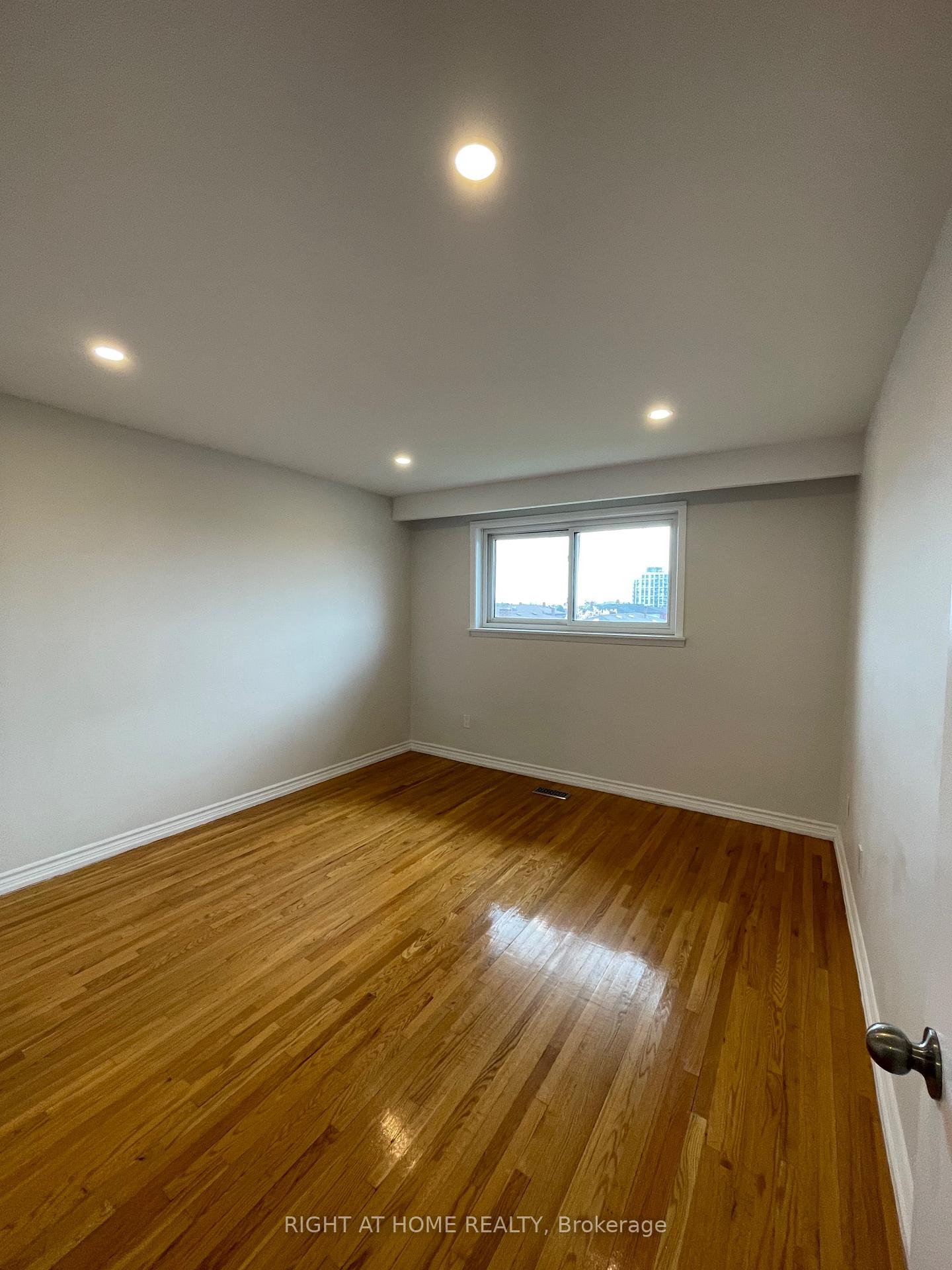 Photo 11 of Unit Upper Level, 181 Andrew Park, Vaughan, West Woodbridge — HOMEH