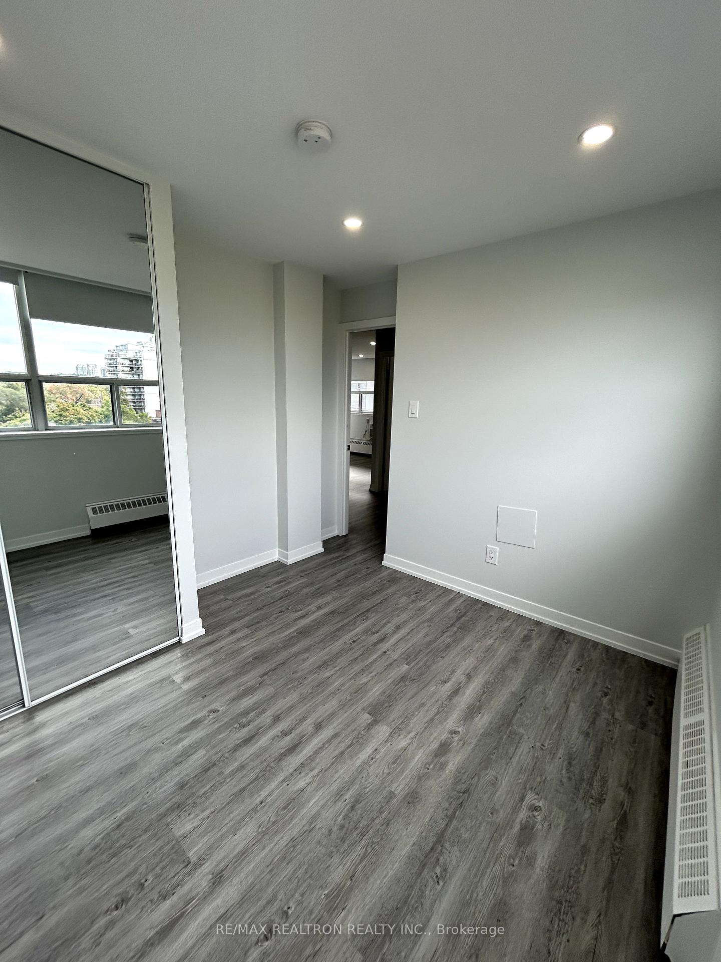 Photo 4 of Unit 402, 15 Walmer Road, Toronto, The Annex — HOMEH