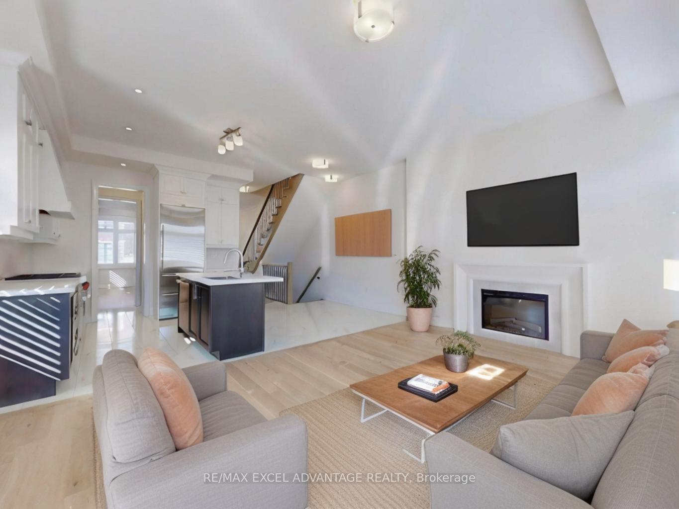 Photo 2 of 14 Abbeyhill Lane, Markham, Angus Glen — HOMEH