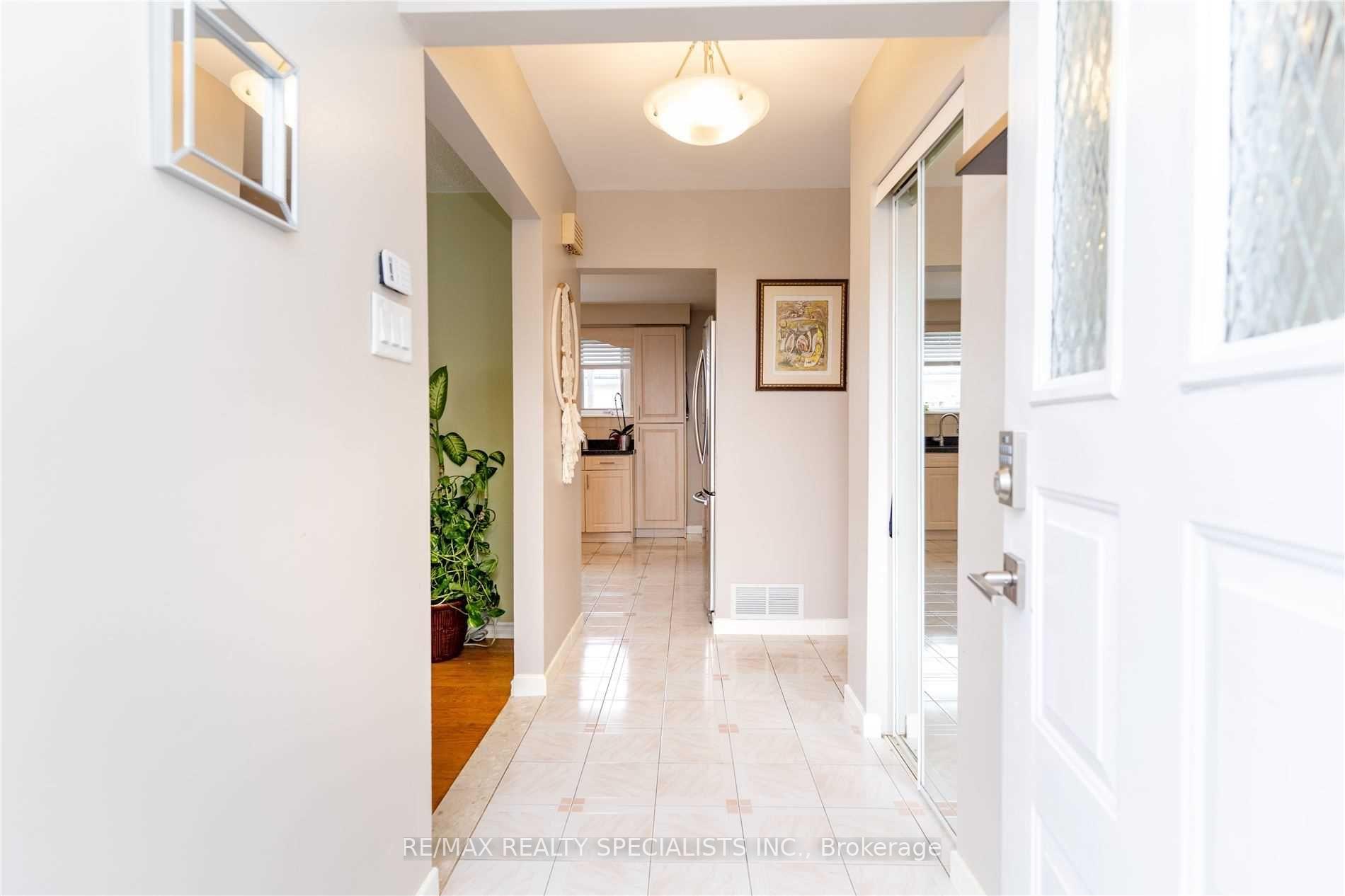 Photo 2 of 48 Appleby Drive, Brampton, Avondale — HOMEH