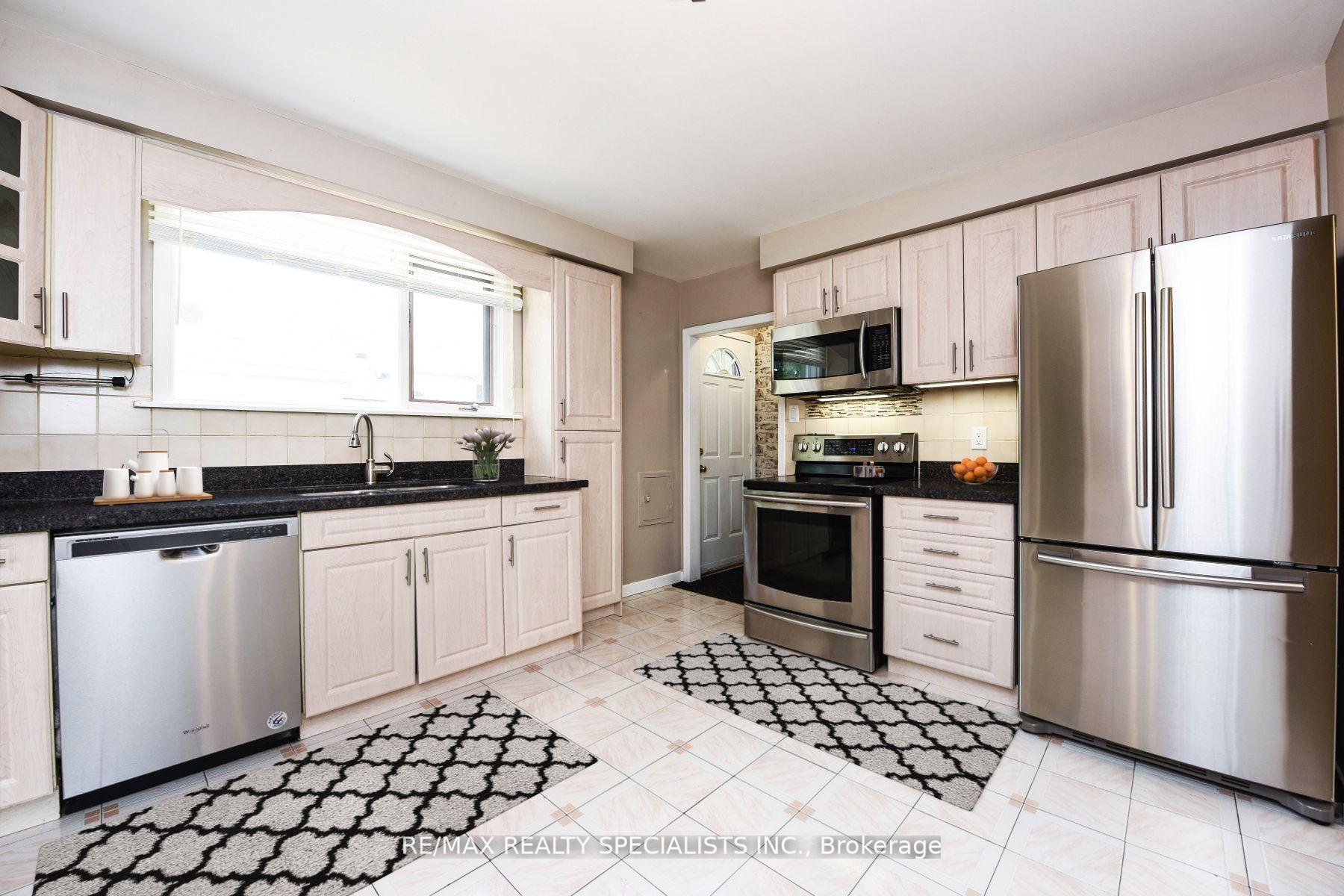 Photo 9 of 48 Appleby Drive, Brampton, Avondale — HOMEH
