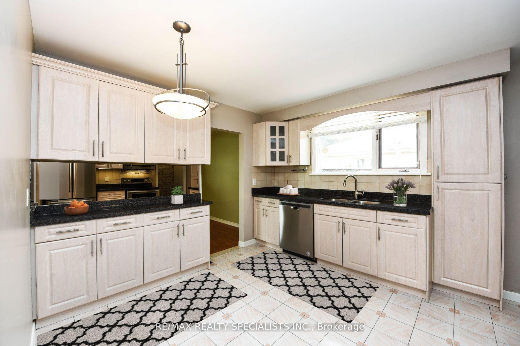 Photo 5 of 48 Appleby Drive, Brampton, Avondale — HOMEH