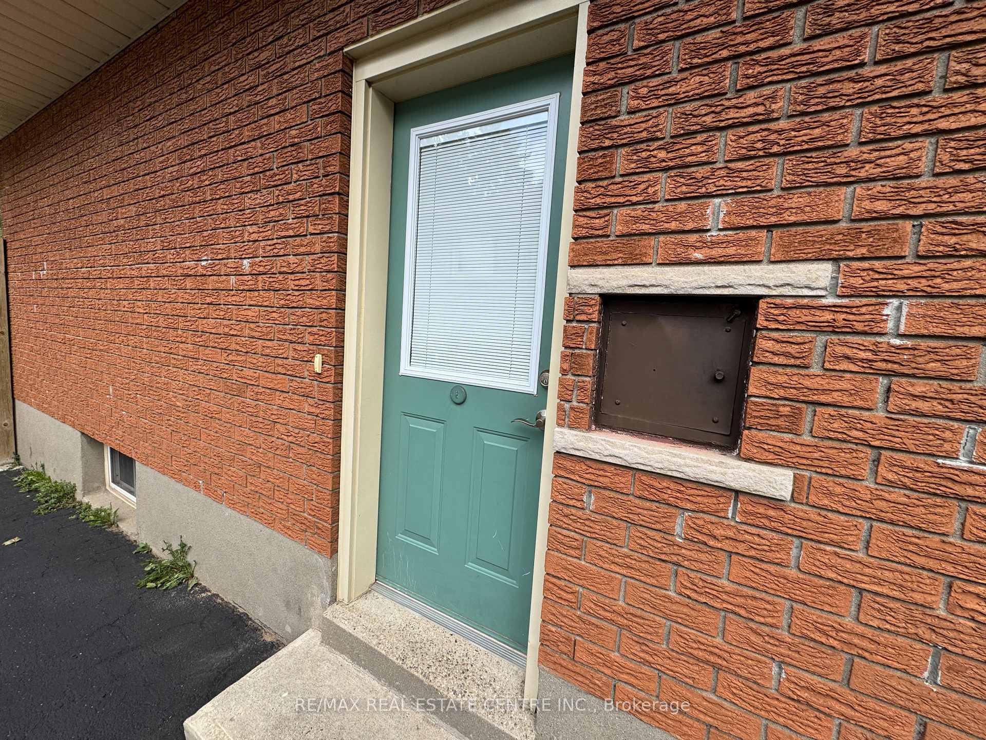 Front of Unit Basement, 456 Speedvale ( Basement ) Avenue E