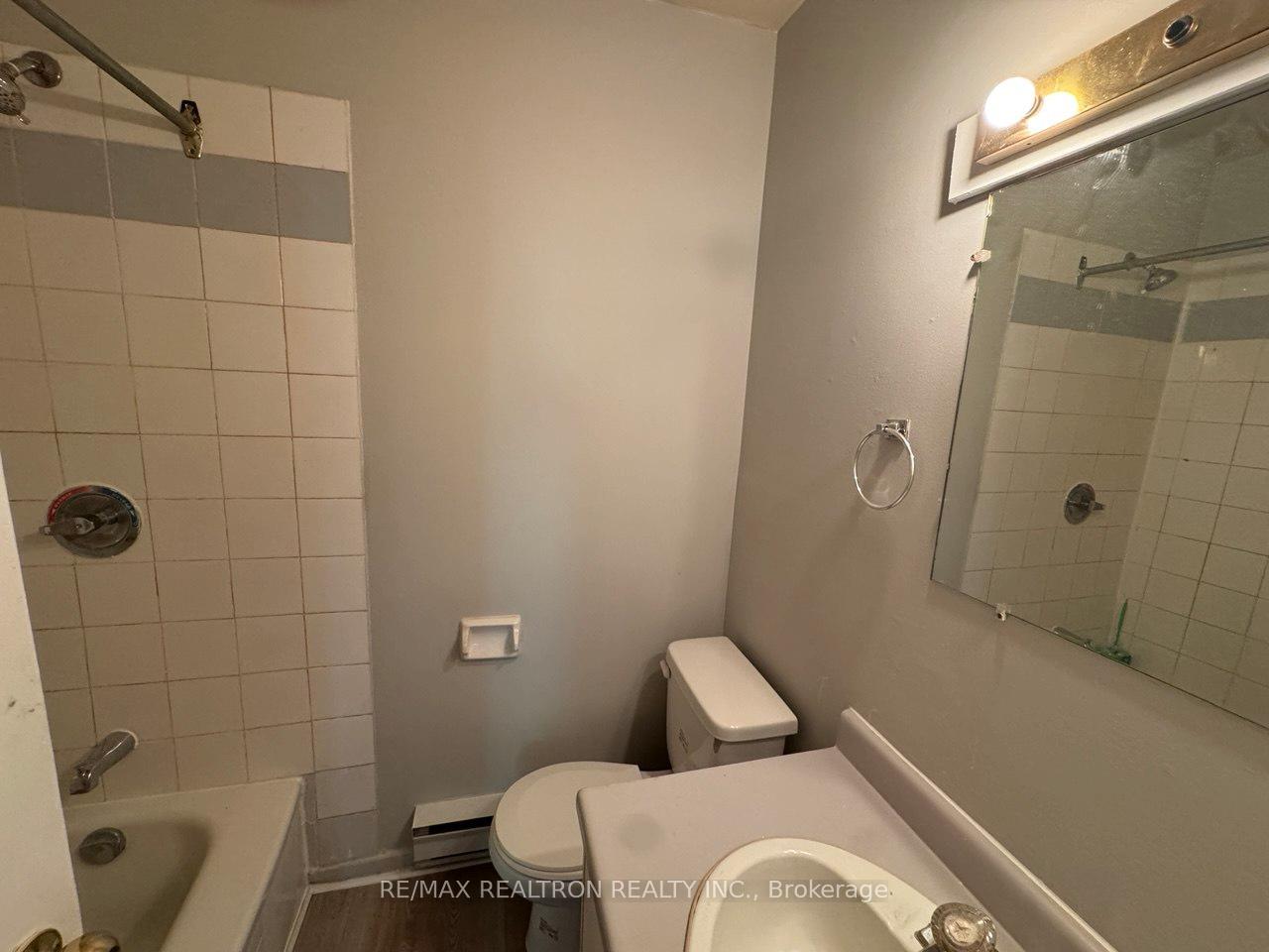 Photo 2 of Unit 204, 14810 Yonge Street, Aurora, Aurora Highlands — HOMEH