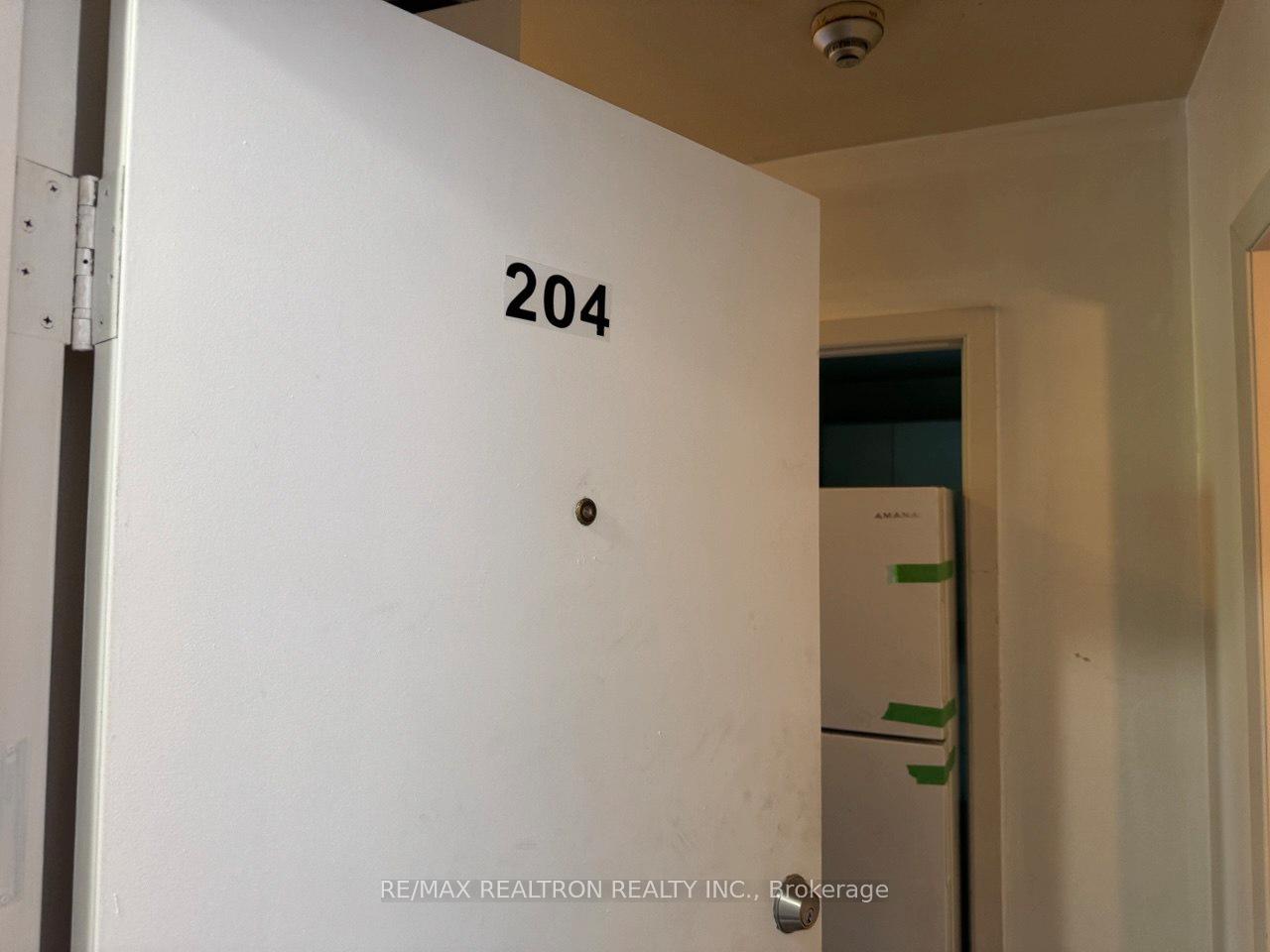 Photo 5 of Unit 204, 14810 Yonge Street, Aurora, Aurora Highlands — HOMEH