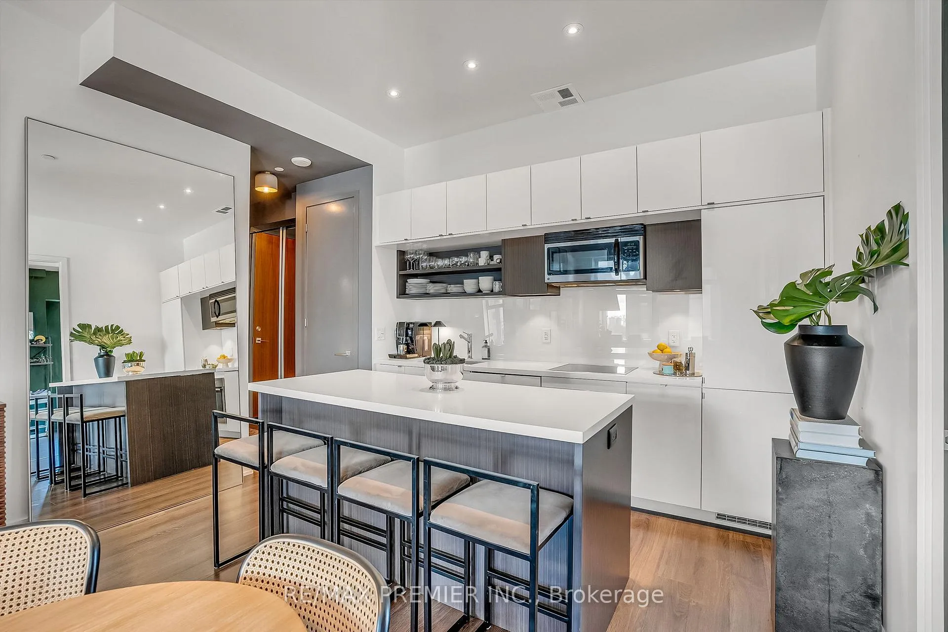 Photo 3 of Unit 607, 111 St. Clair Avenue W, Toronto, Yonge-St. Clair — HOMEH