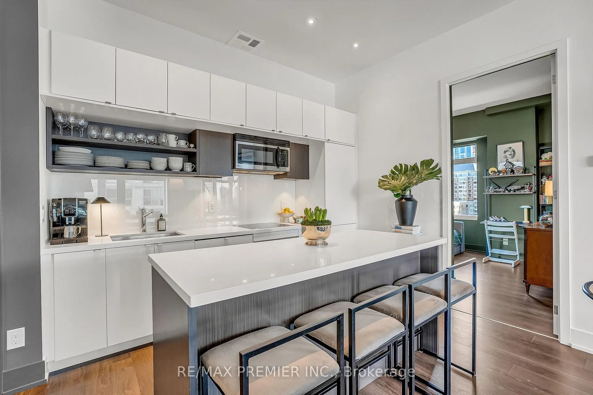 Photo 4 of Unit 607, 111 St. Clair Avenue W, Toronto, Yonge-St. Clair — HOMEH