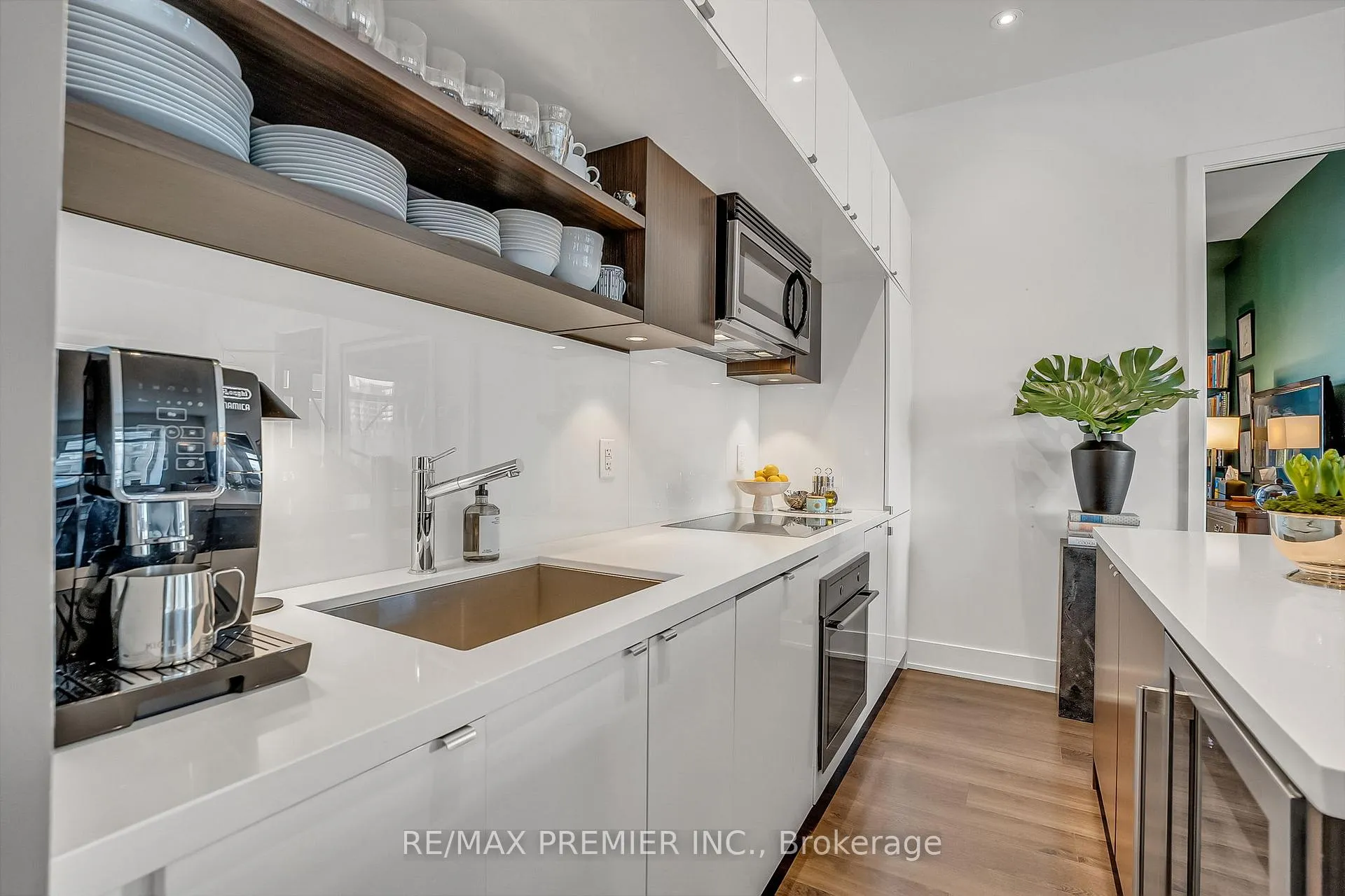 Photo 5 of Unit 607, 111 St. Clair Avenue W, Toronto, Yonge-St. Clair — HOMEH