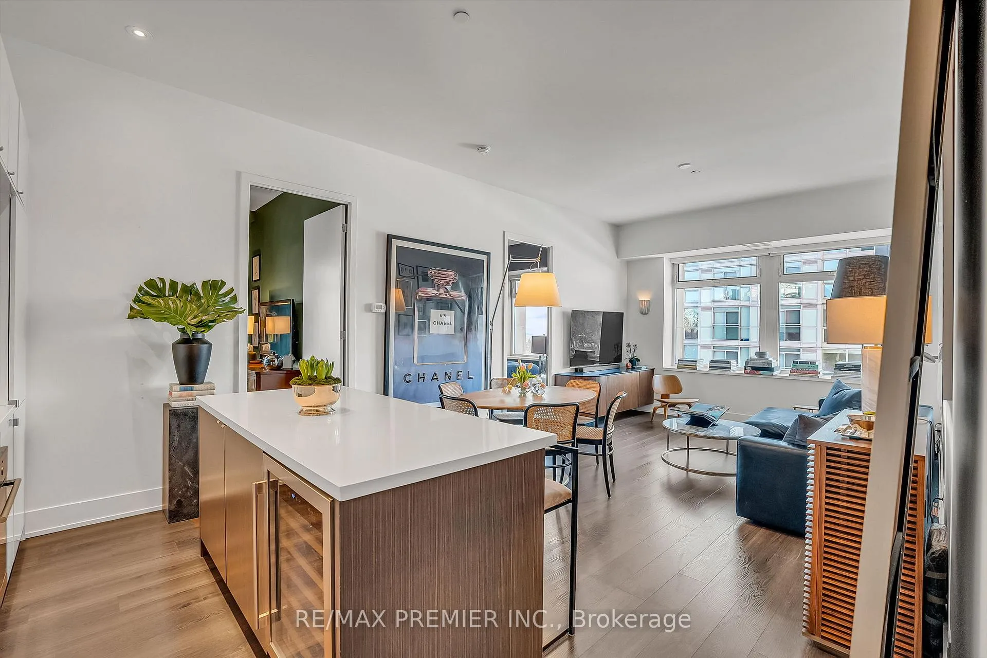 Photo 8 of Unit 607, 111 St. Clair Avenue W, Toronto, Yonge-St. Clair — HOMEH
